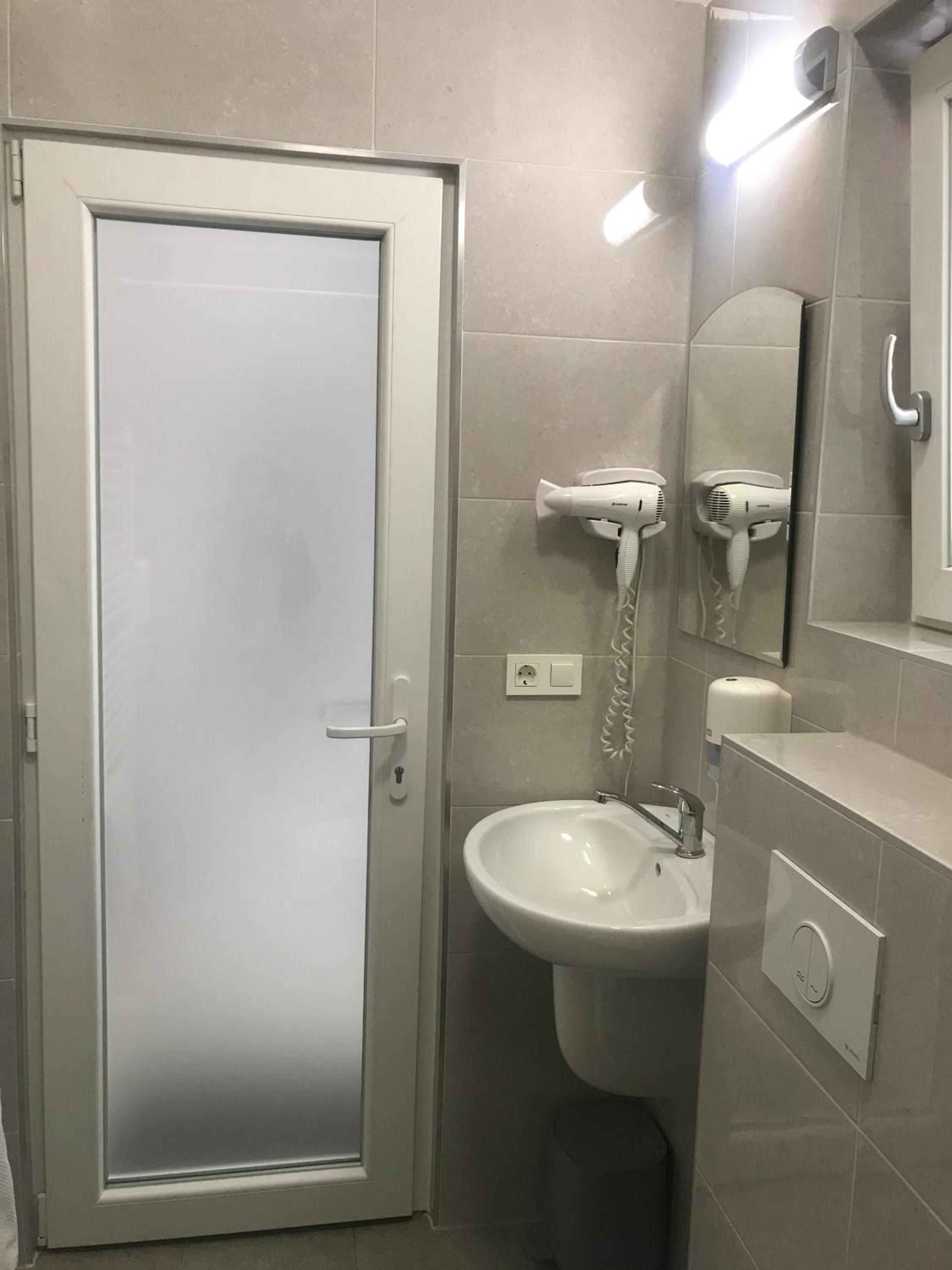 Double Room - Photo 8