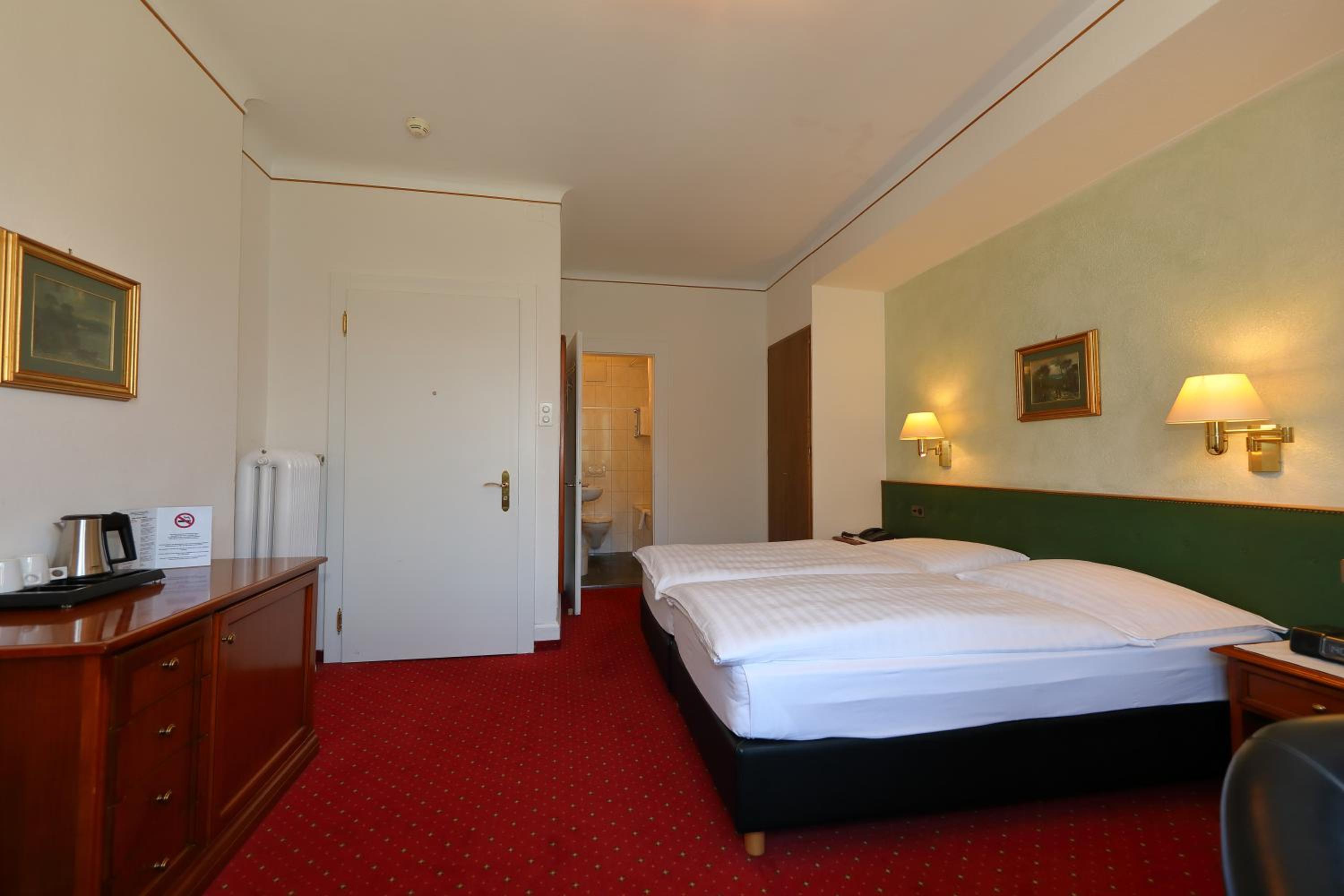Double or Twin Room with Lake View - Photo 1