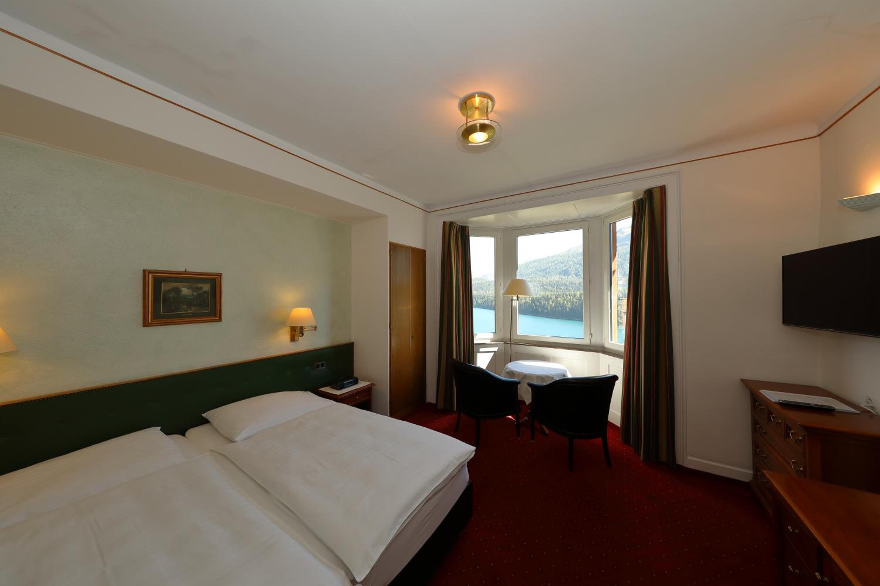 Double or Twin Room with Lake View - Photo 7