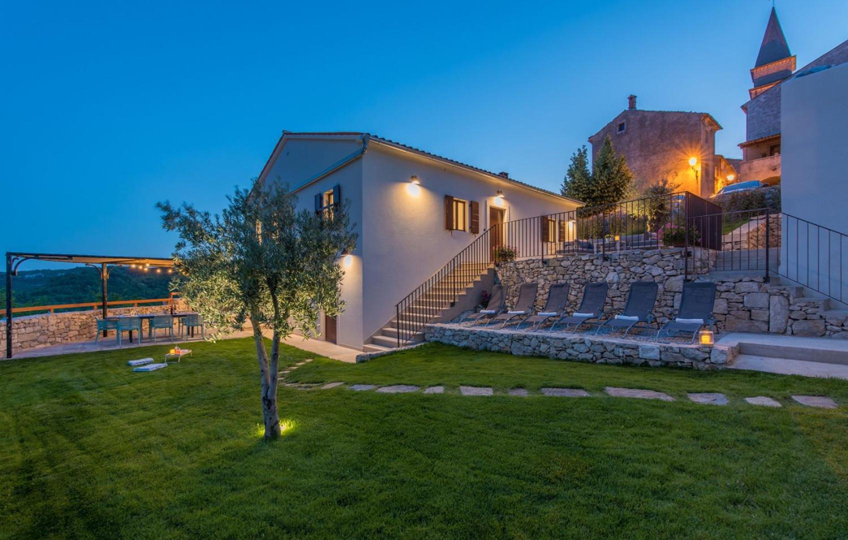 Villa photo 2