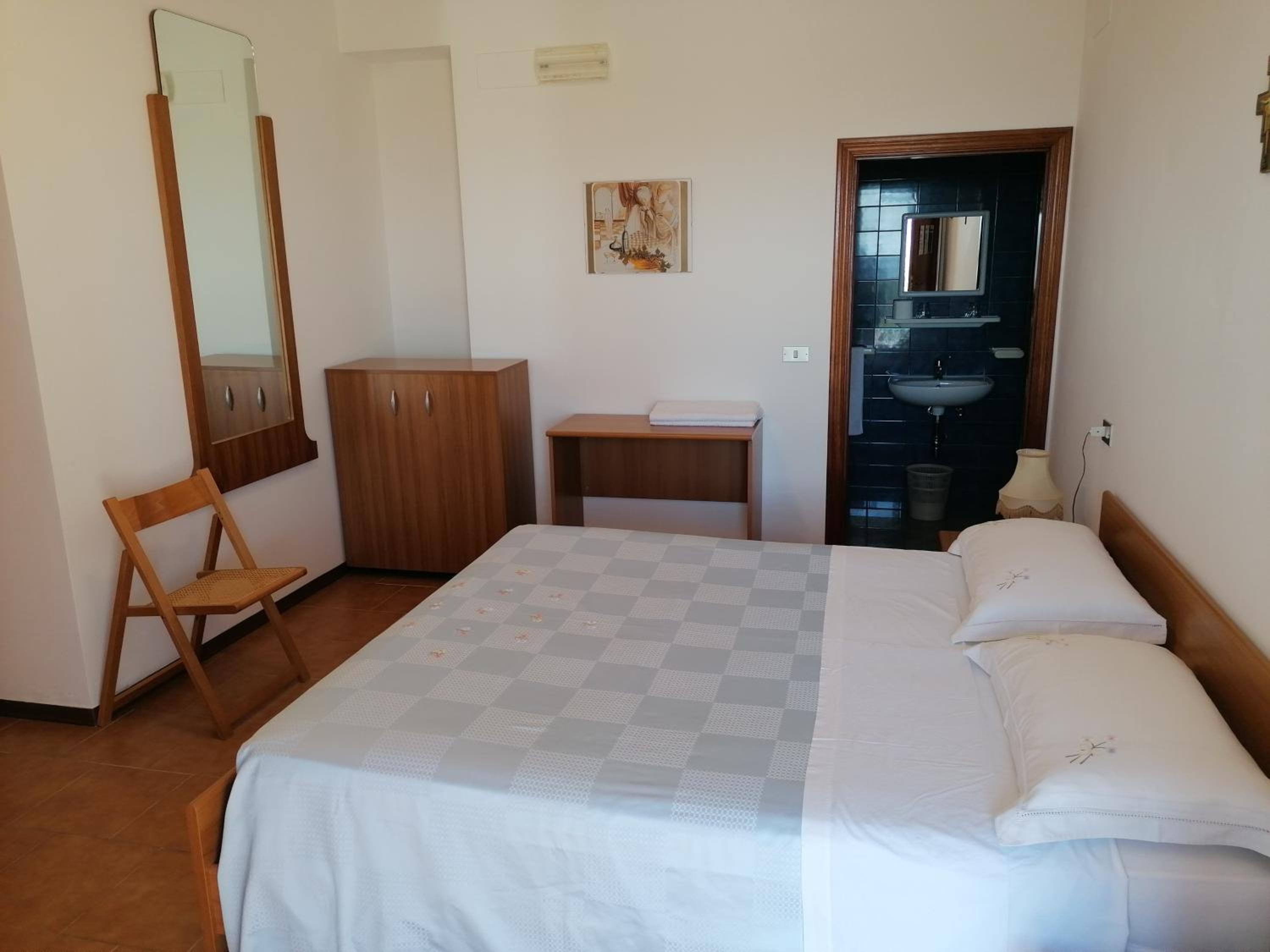 Double Room with Private Bathroom - Photo 3