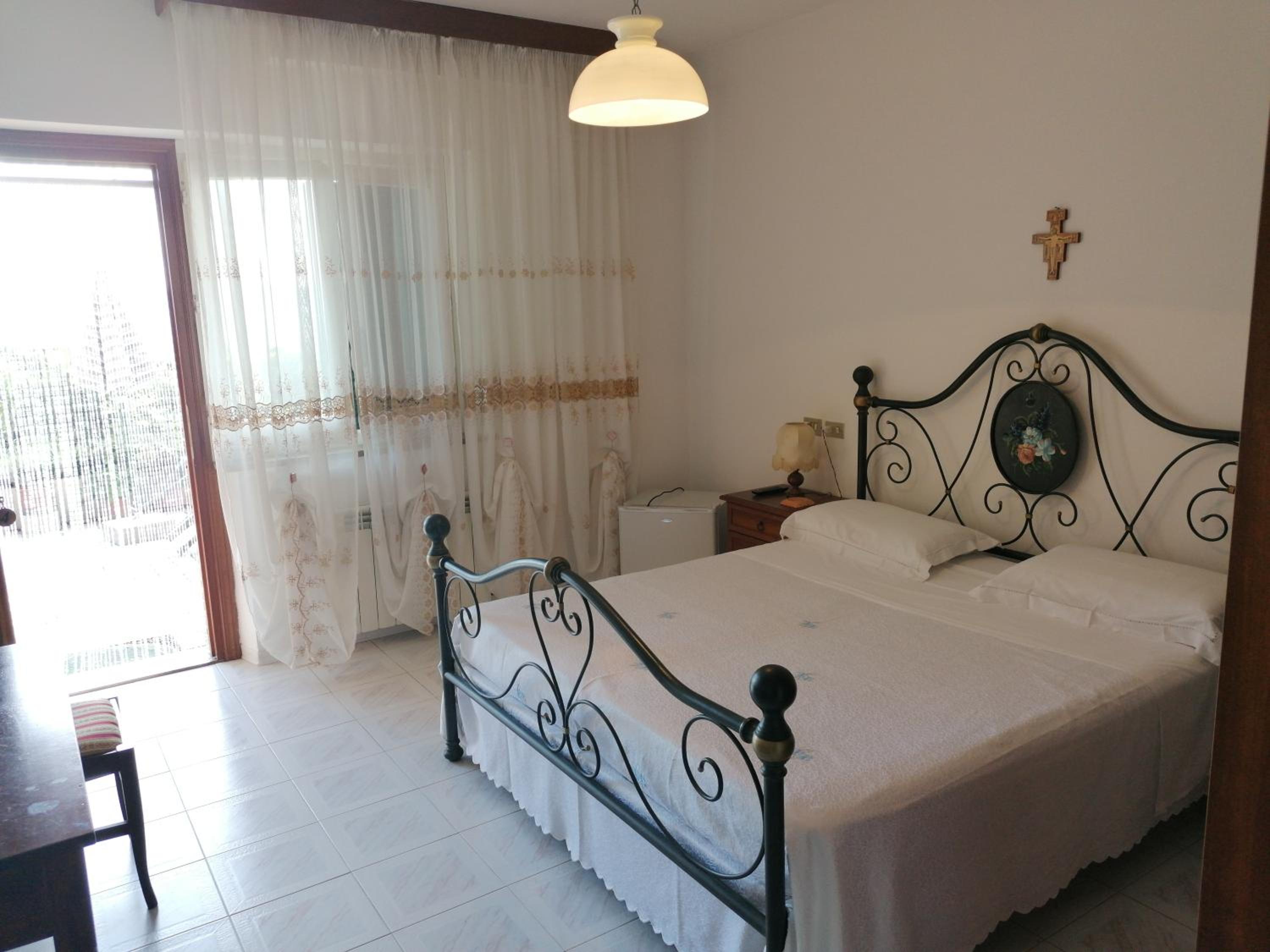 Double Room with Private Bathroom - Photo 2