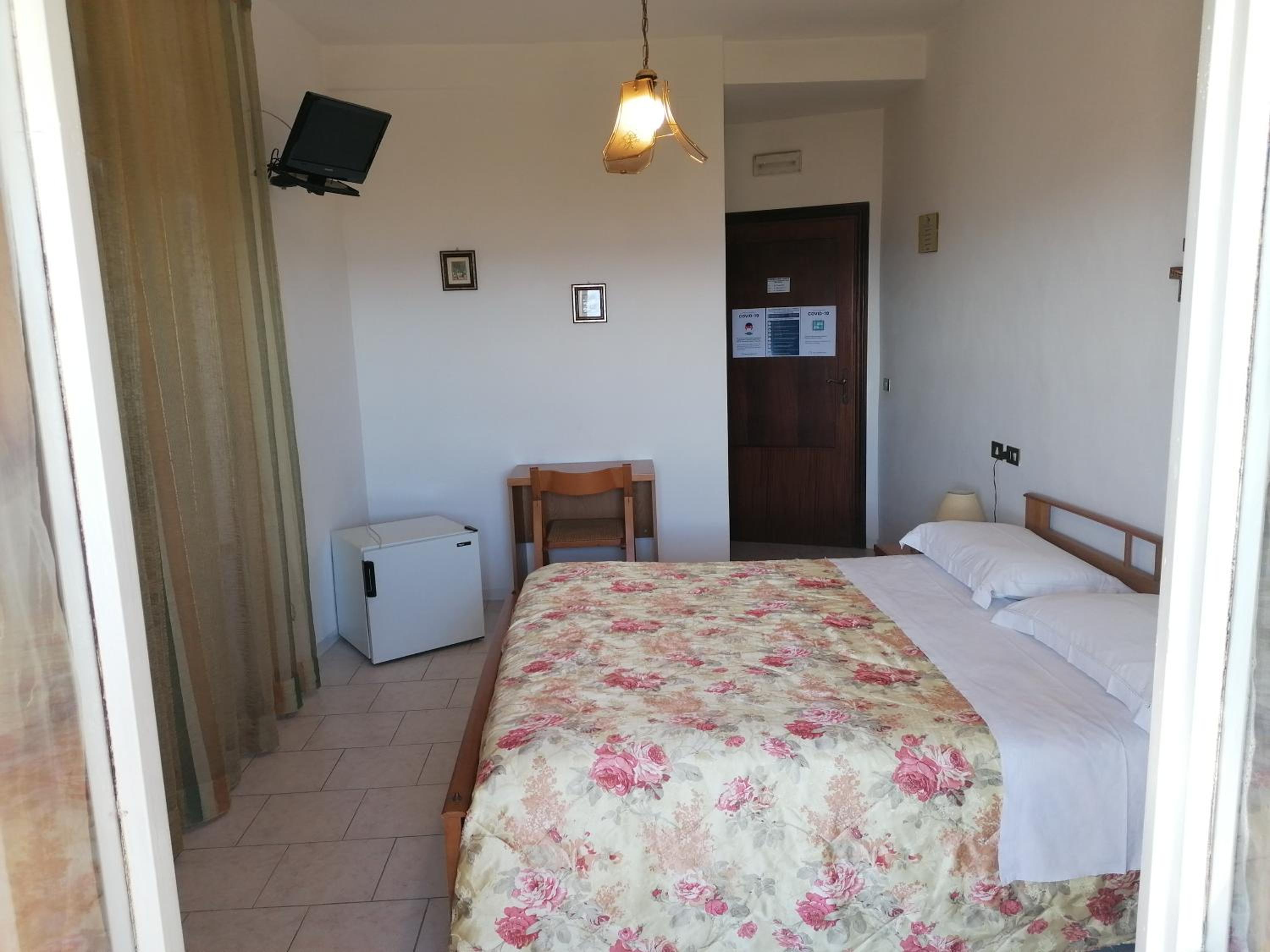 Double Room with Private Bathroom - Photo 1