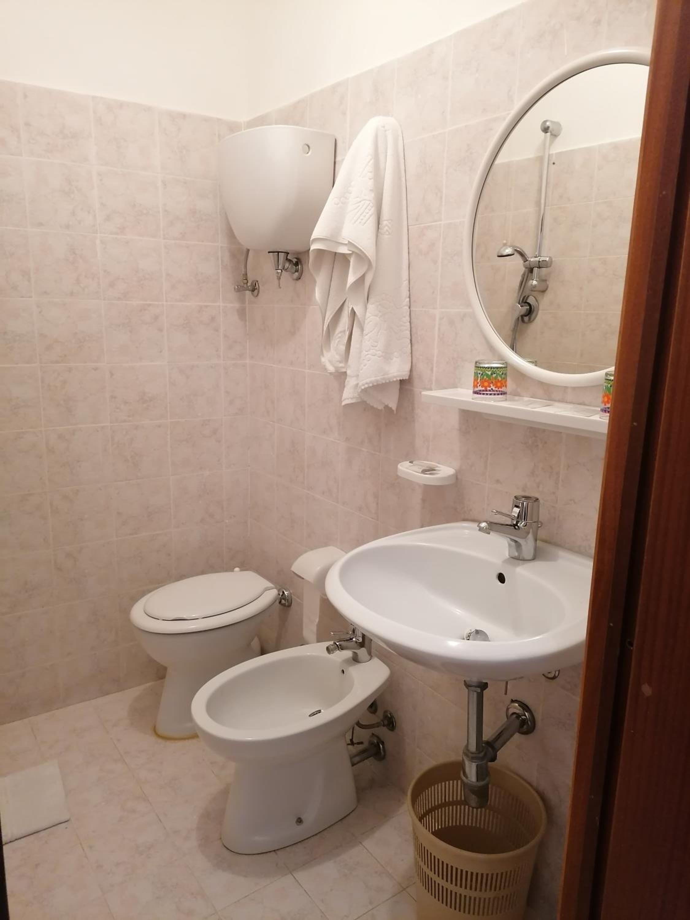 Double Room with Private Bathroom - Photo 6