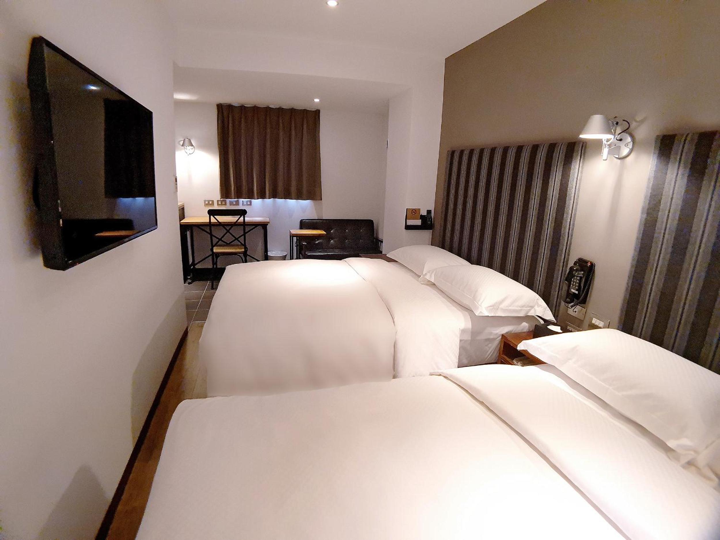 Cozy Family Room - Photo 5