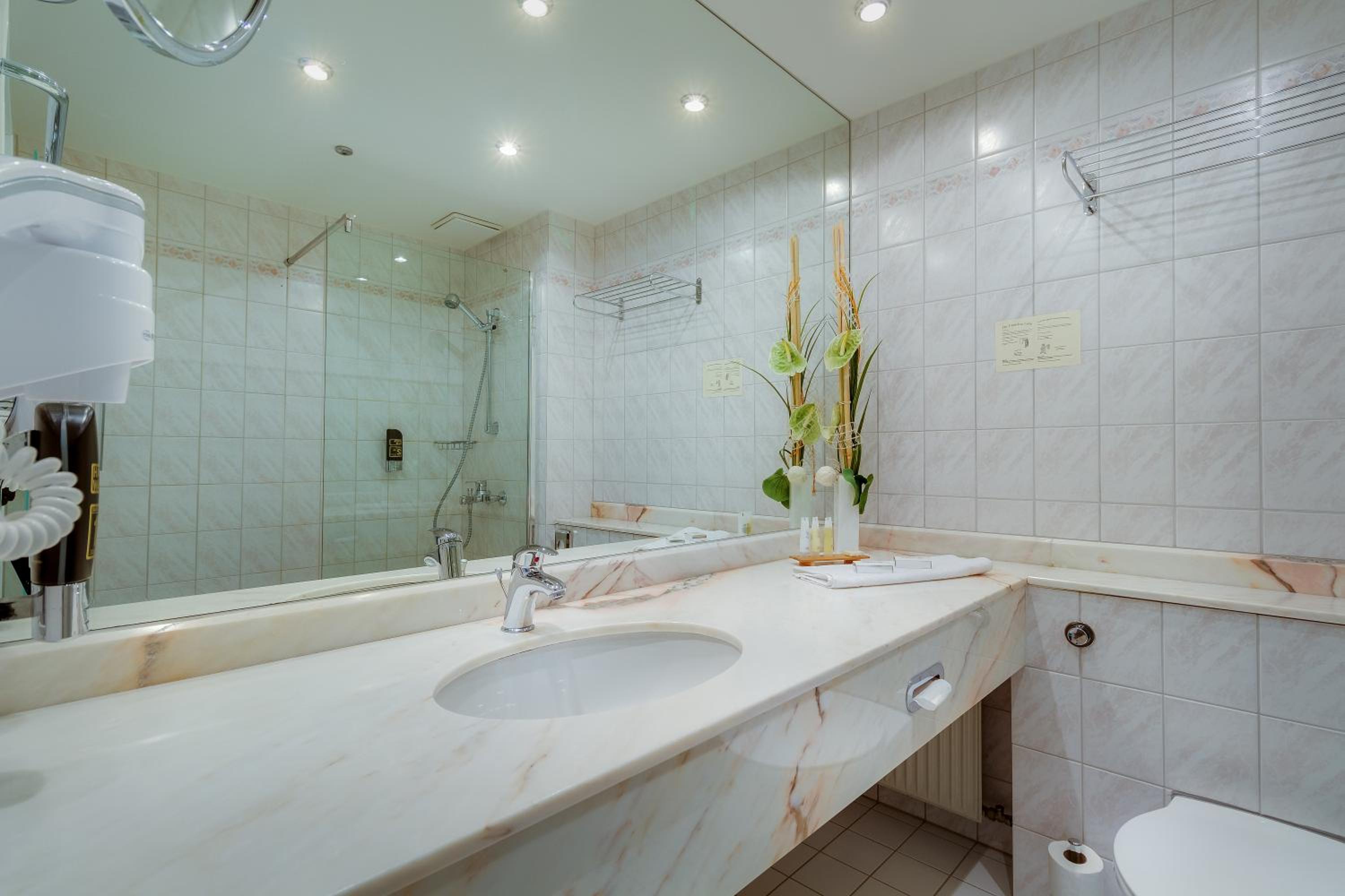 Double Room with Balcony - Photo 2