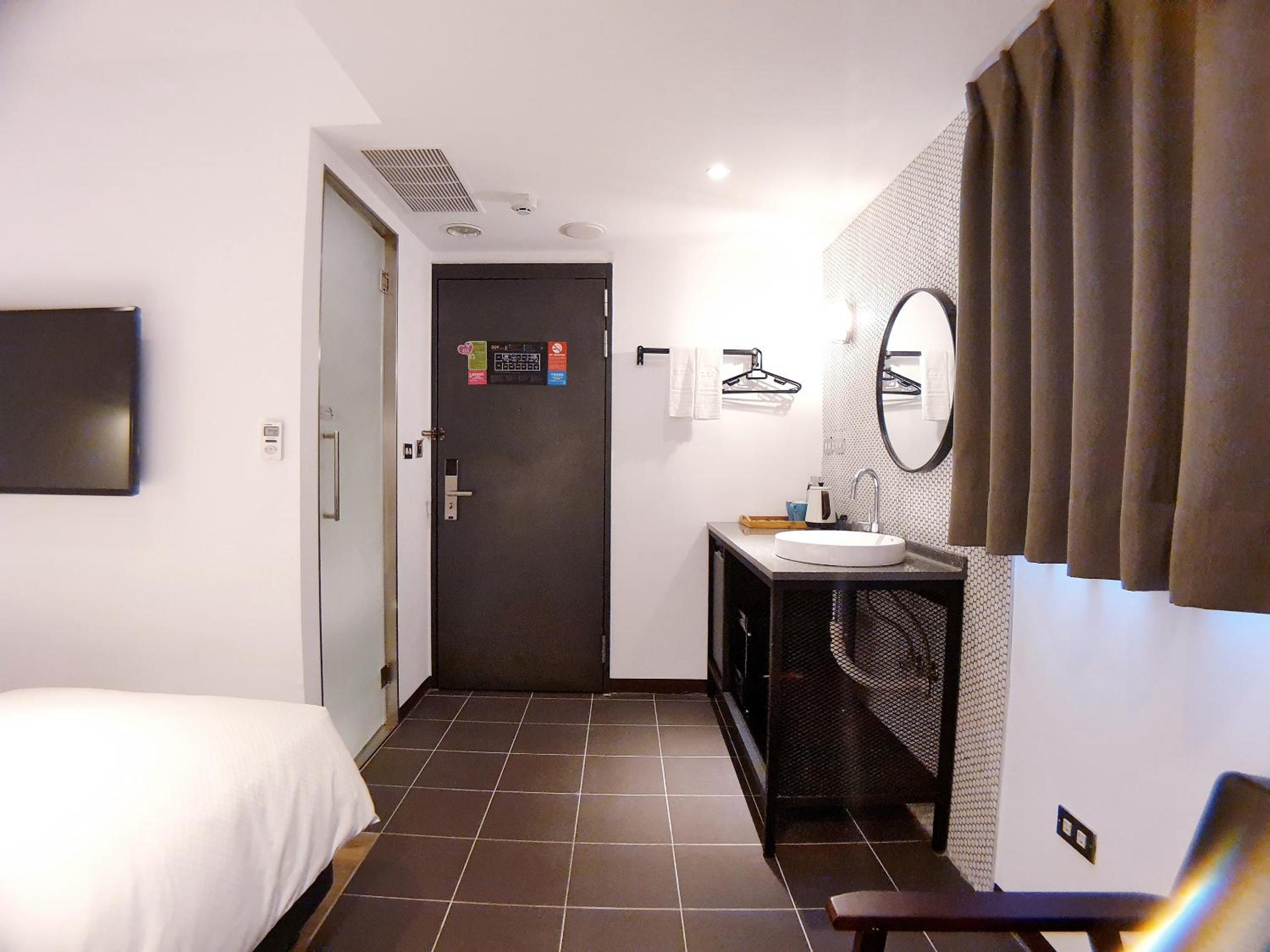Business Twin Room - Photo 1