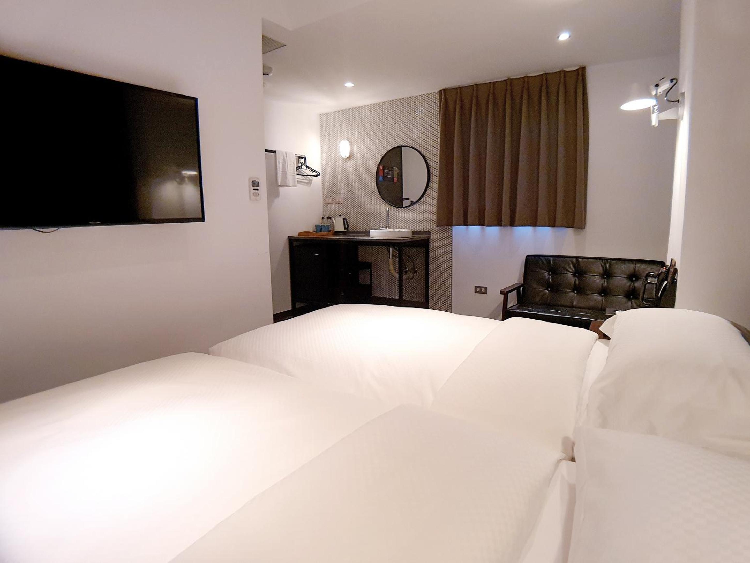 Business Twin Room - Photo 3