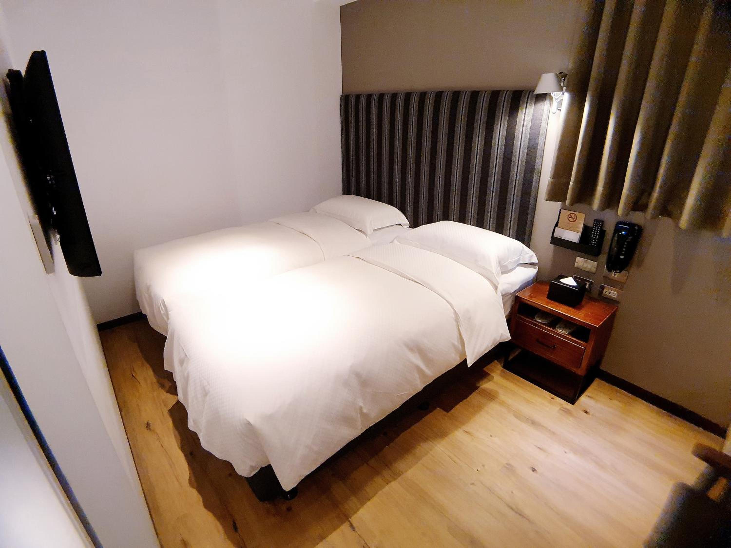 Business Twin Room - Photo 4