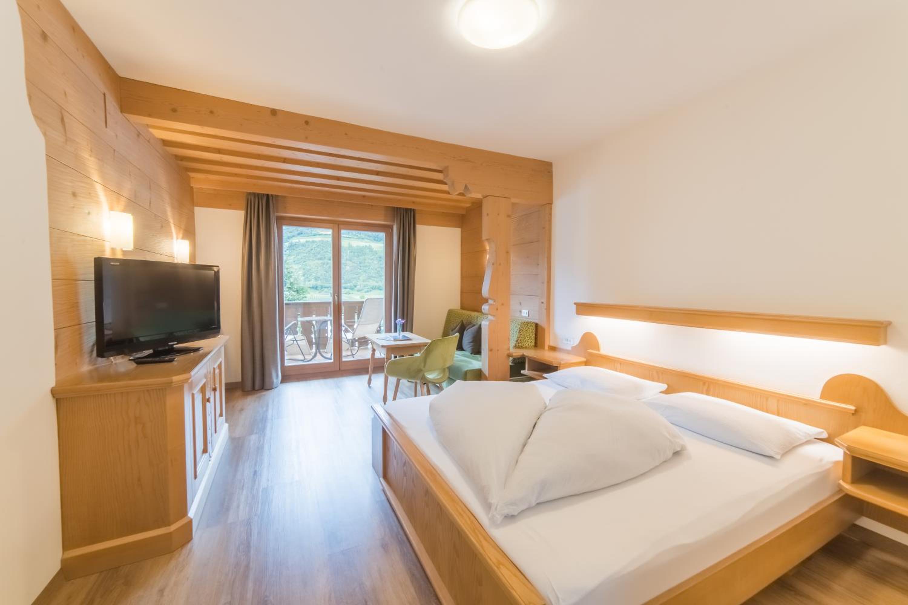 Double Room with Balcony - Photo 2
