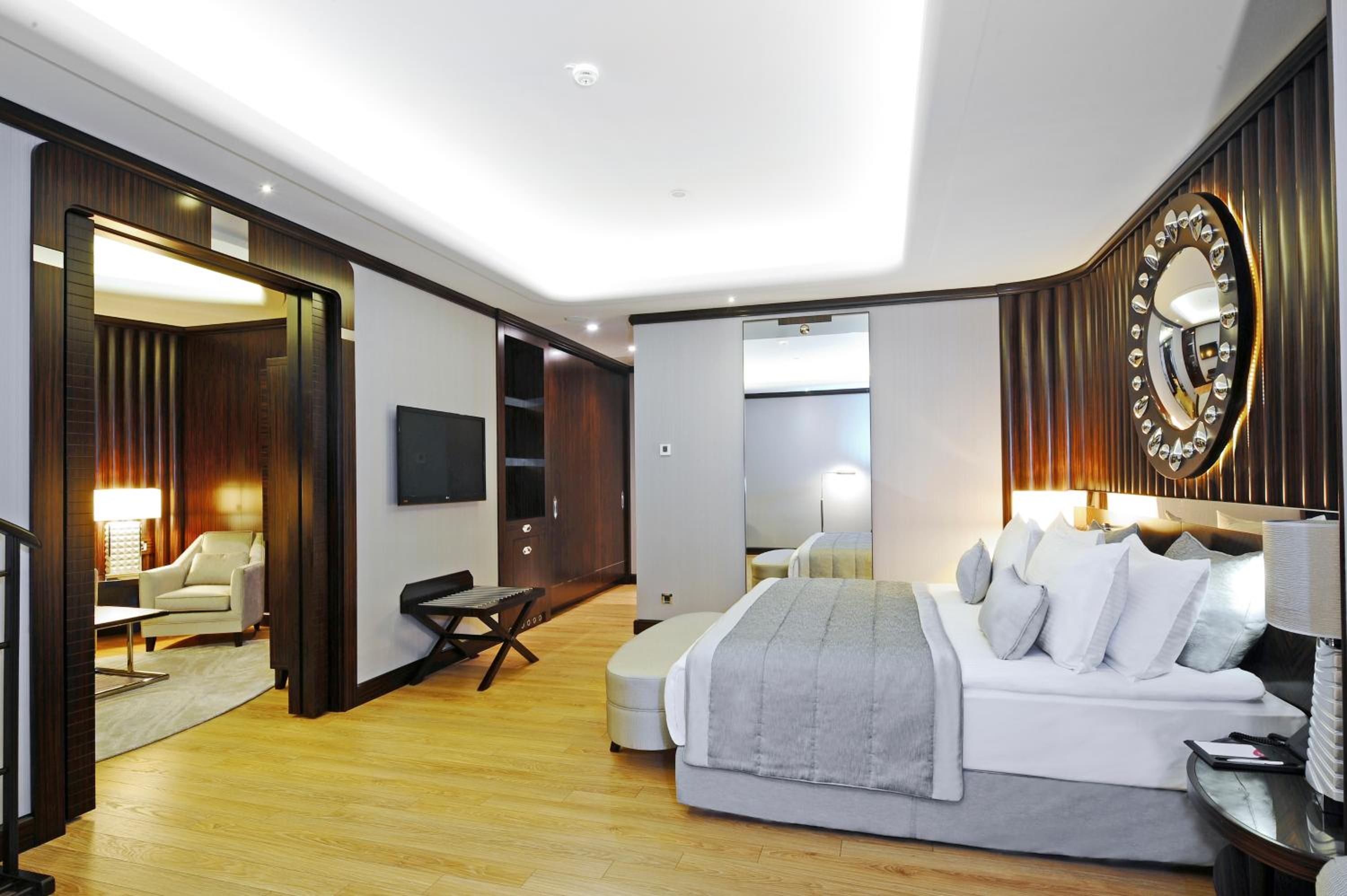 One-Bedroom King Suite with City View - Smoking