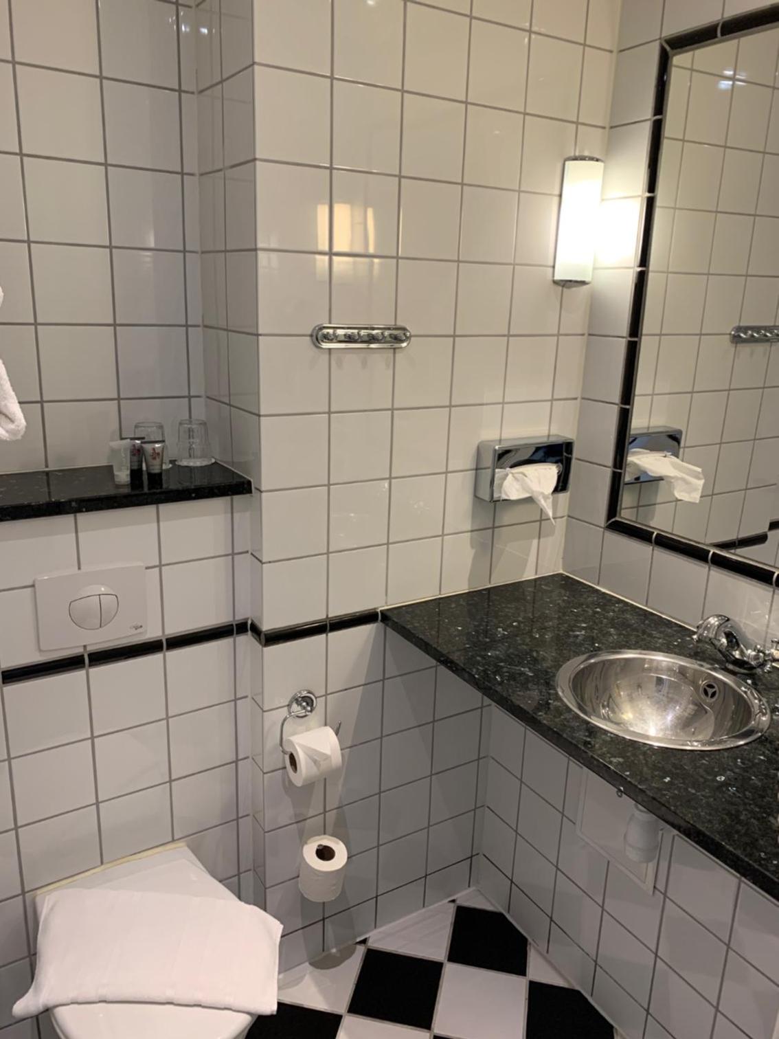 Standard Double Room - Photo 8