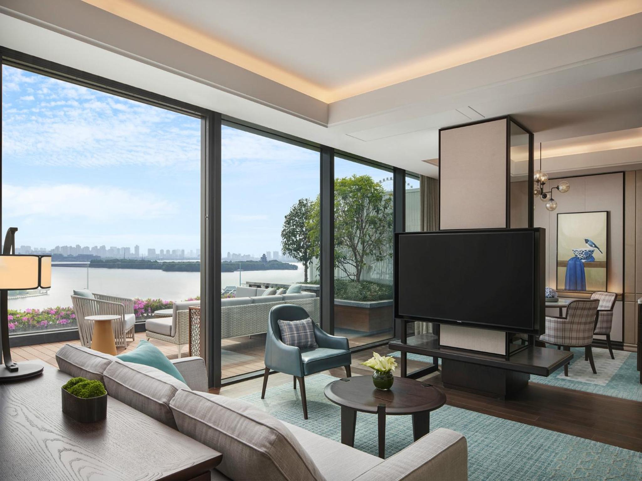 Suite with Terrace and Lake View