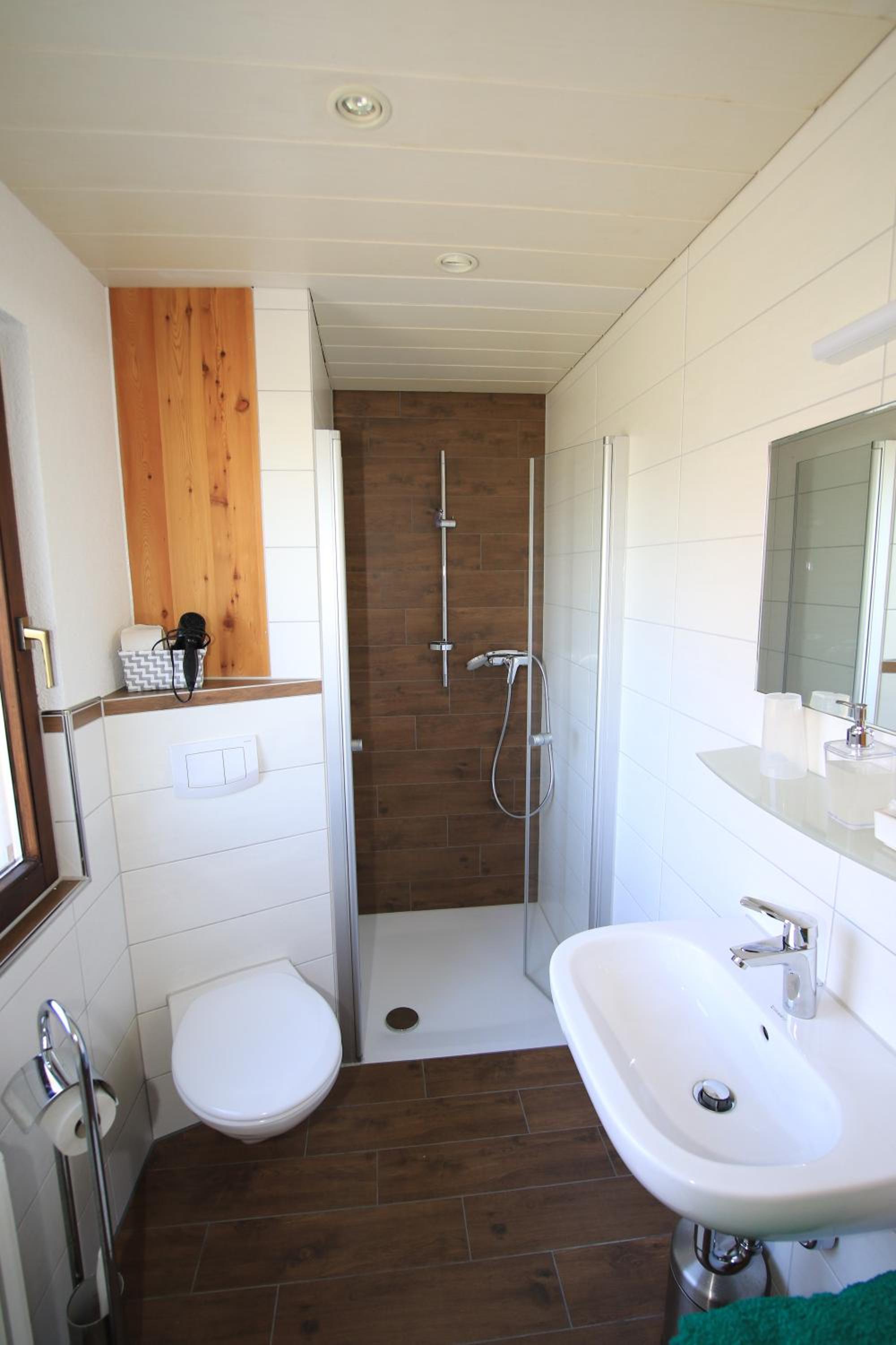 Double or Twin Room with Shower - Photo 10