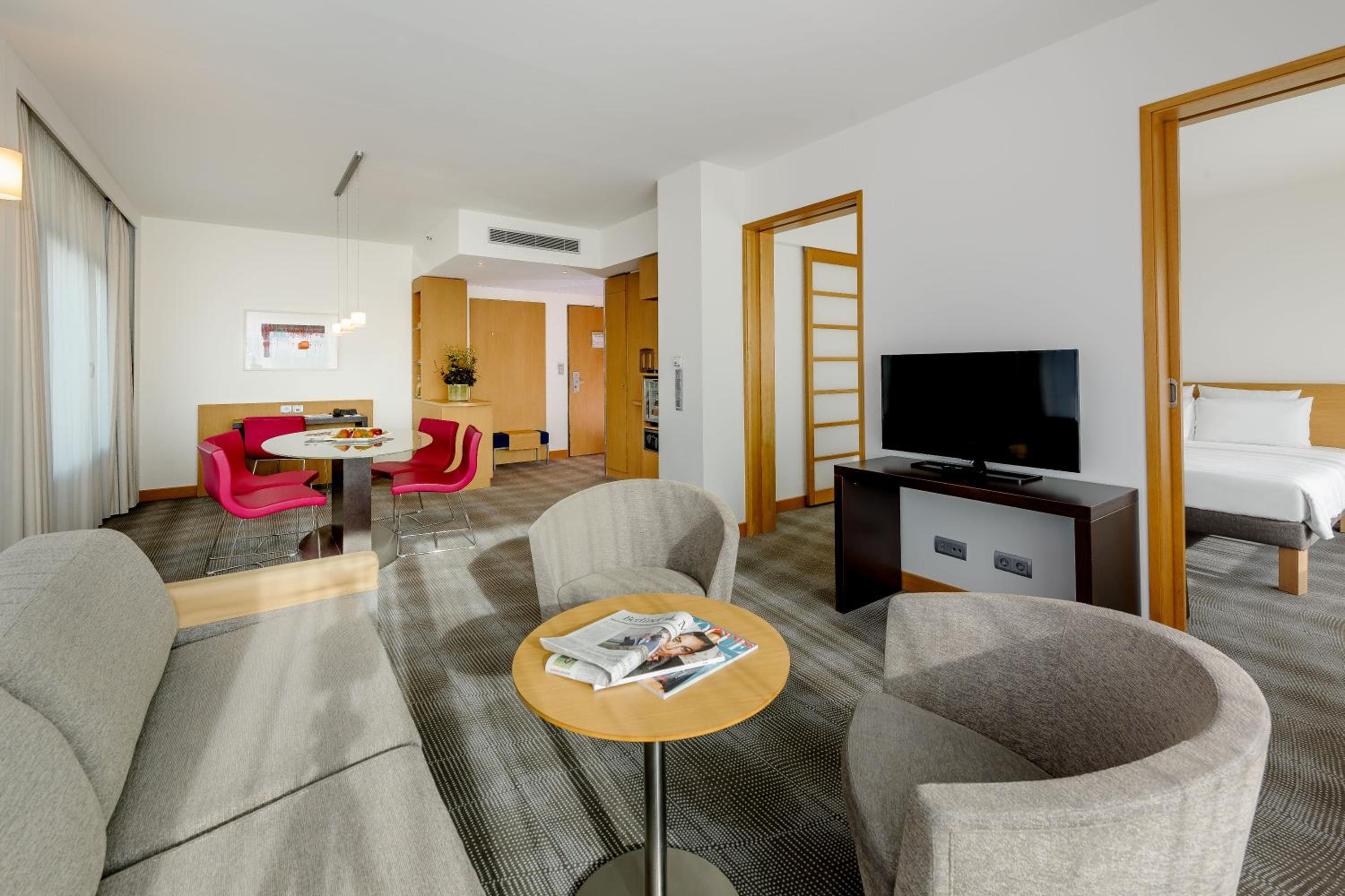 Junior Queen Suite With Sofa photo 2