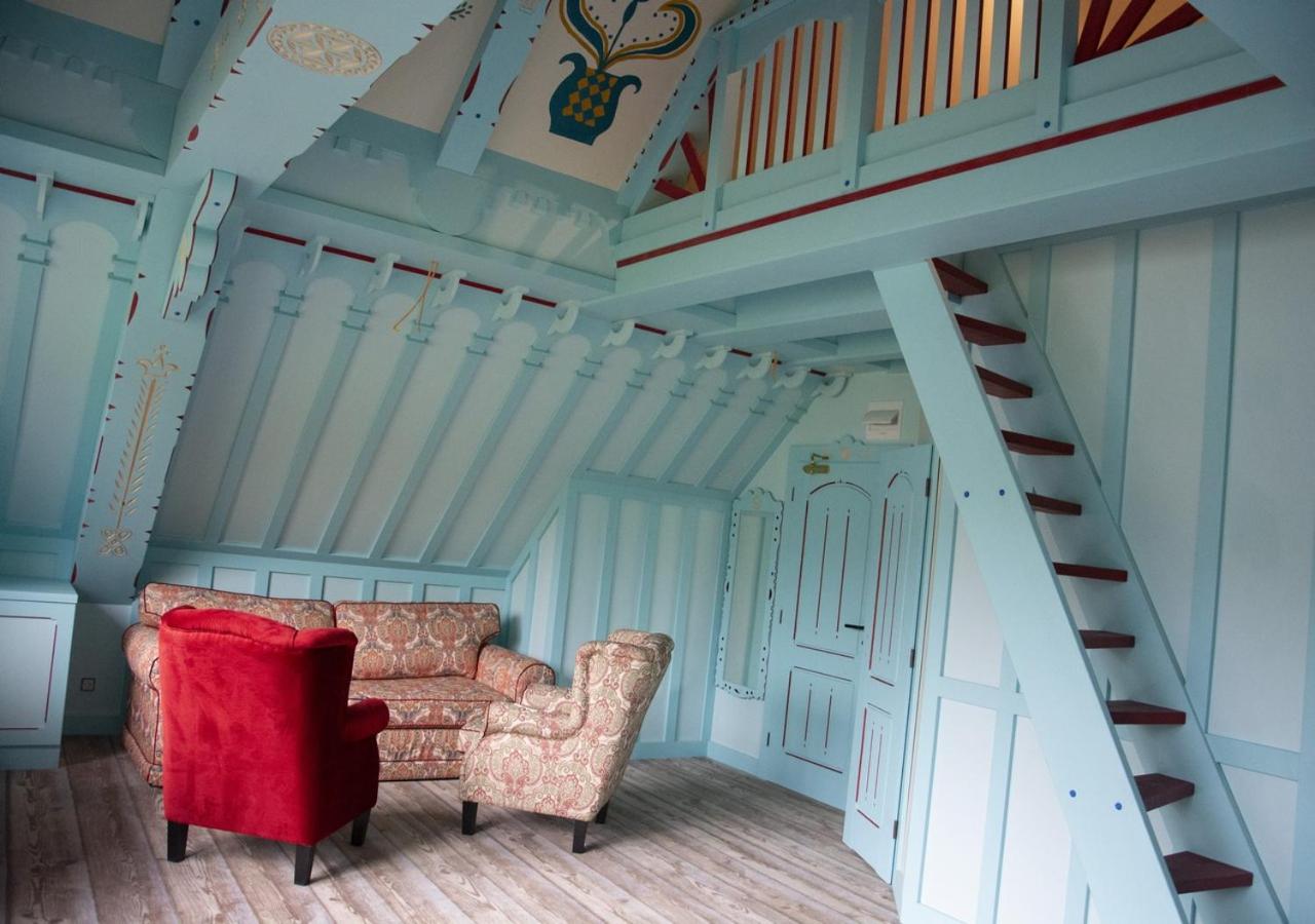 Family Room with Balcony photo 3