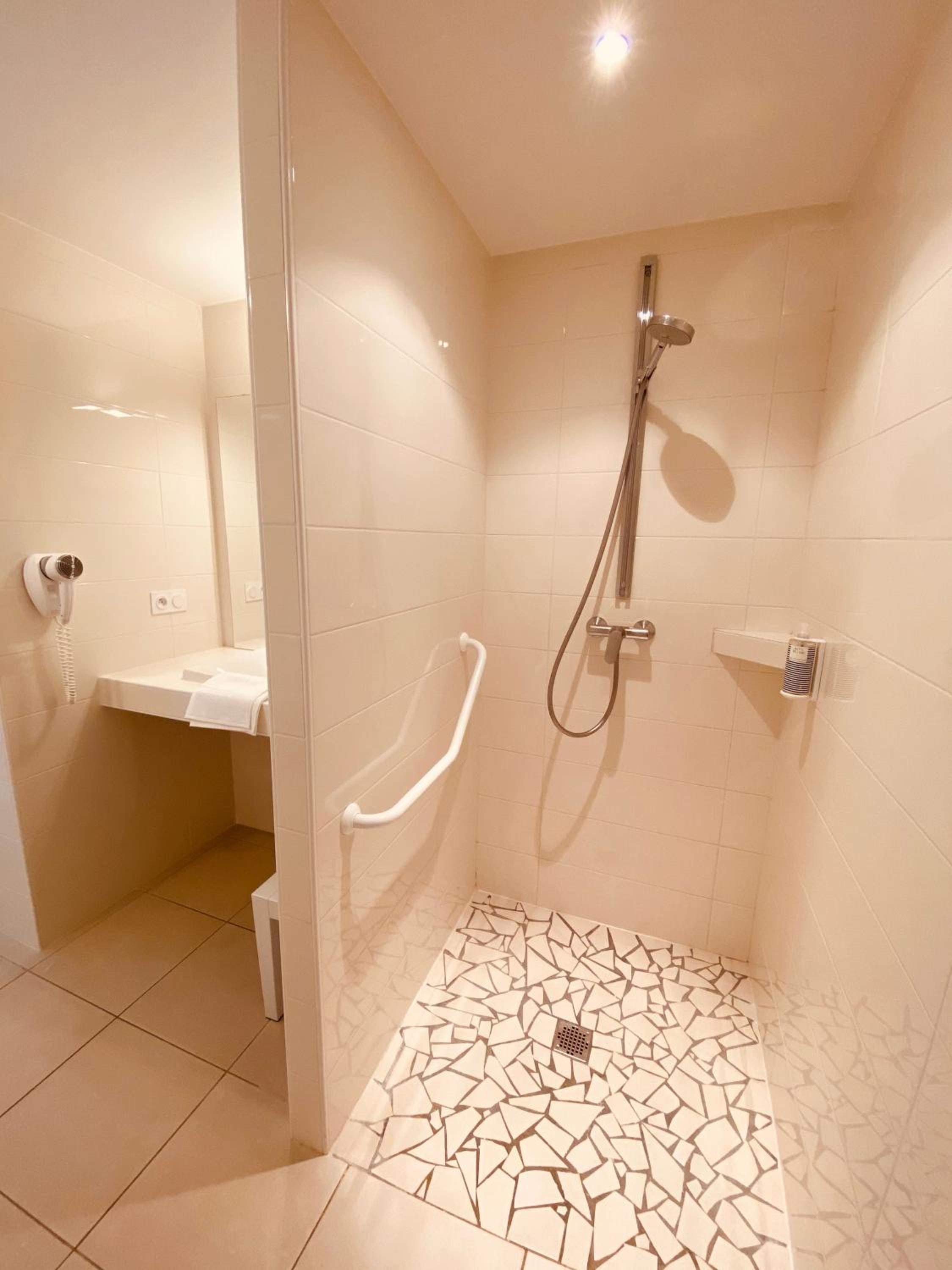 Quadruple Room - Disability Access - Photo 3