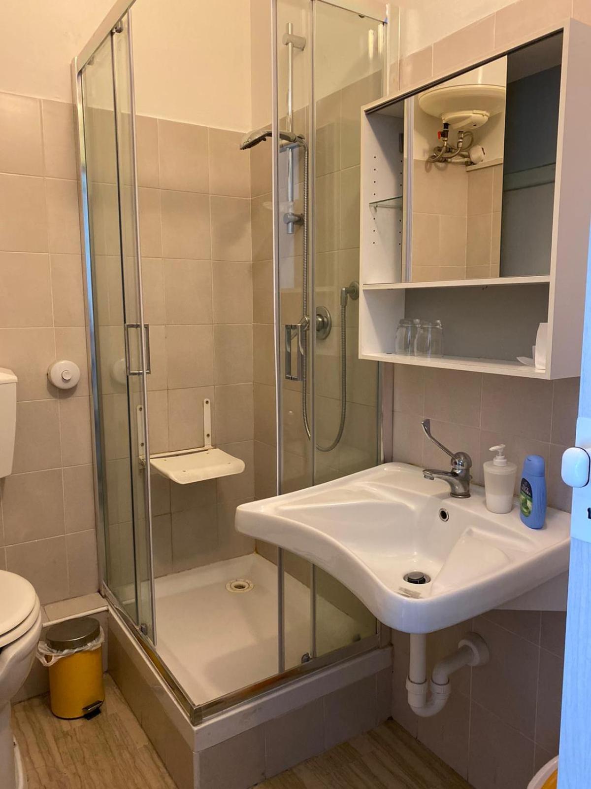 Double or Twin Room with Private Bathroom - Photo 5