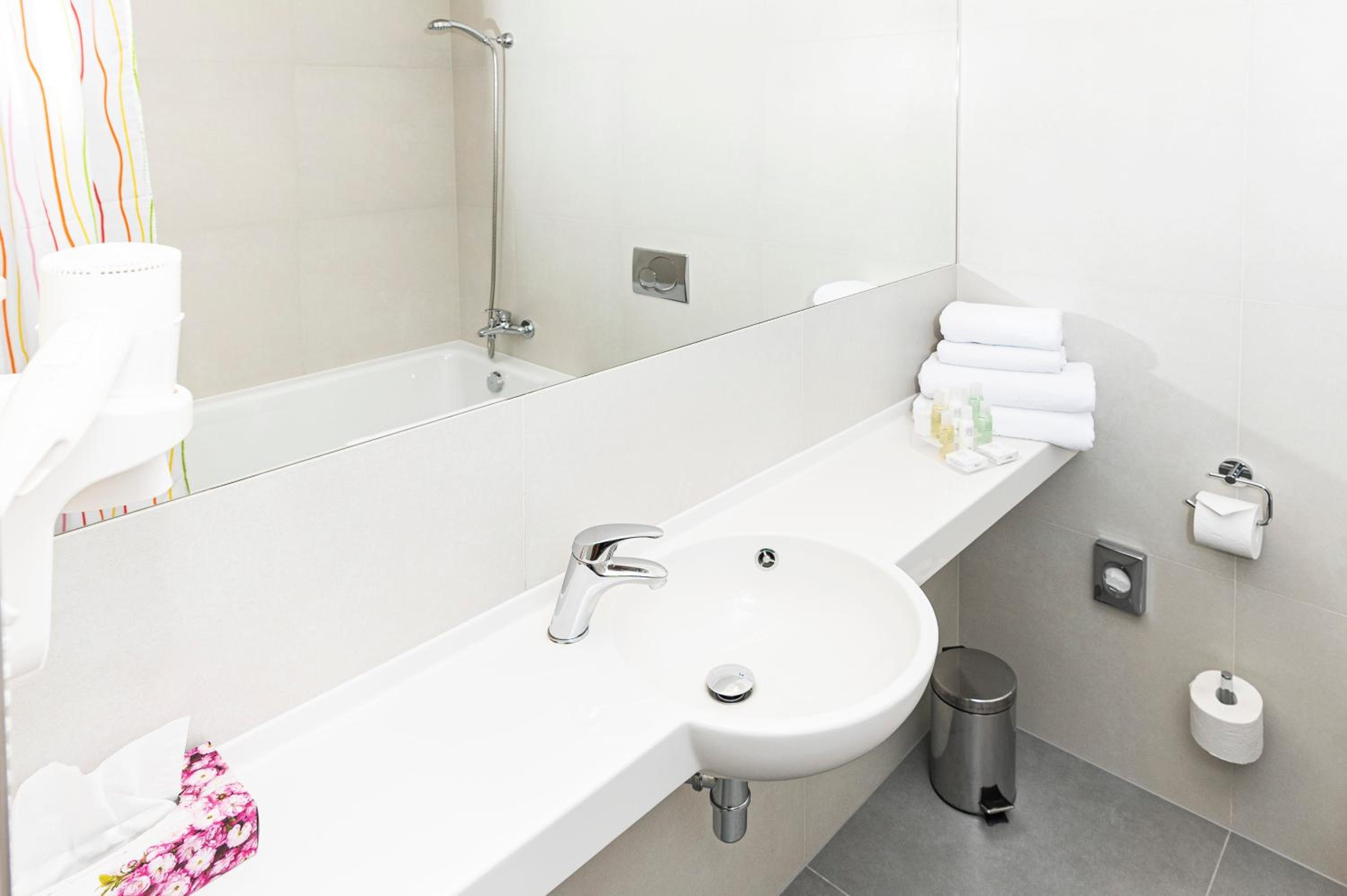 Double or Twin Room - Photo 8