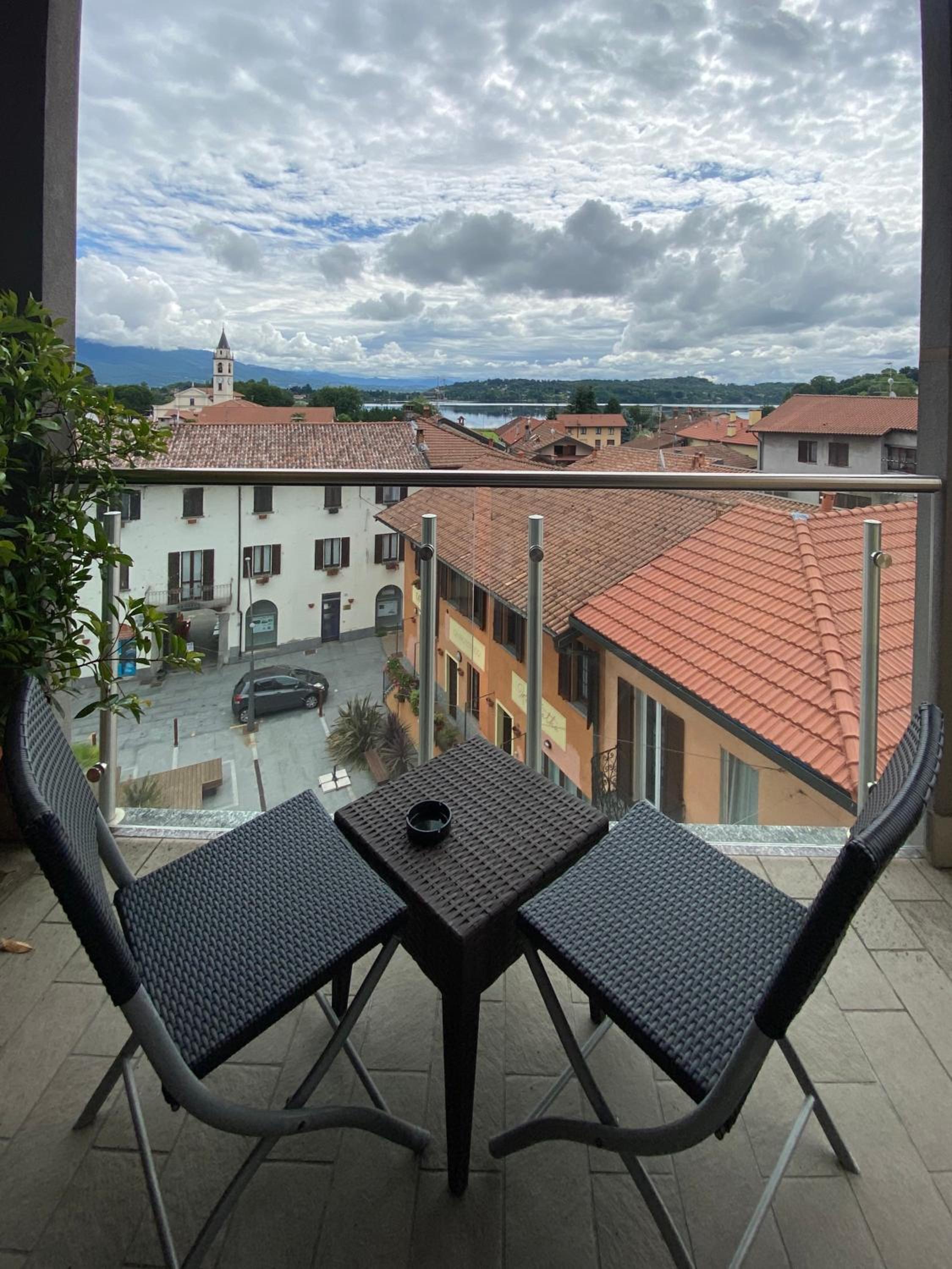 Double or Twin Room with Lake View - Photo 7