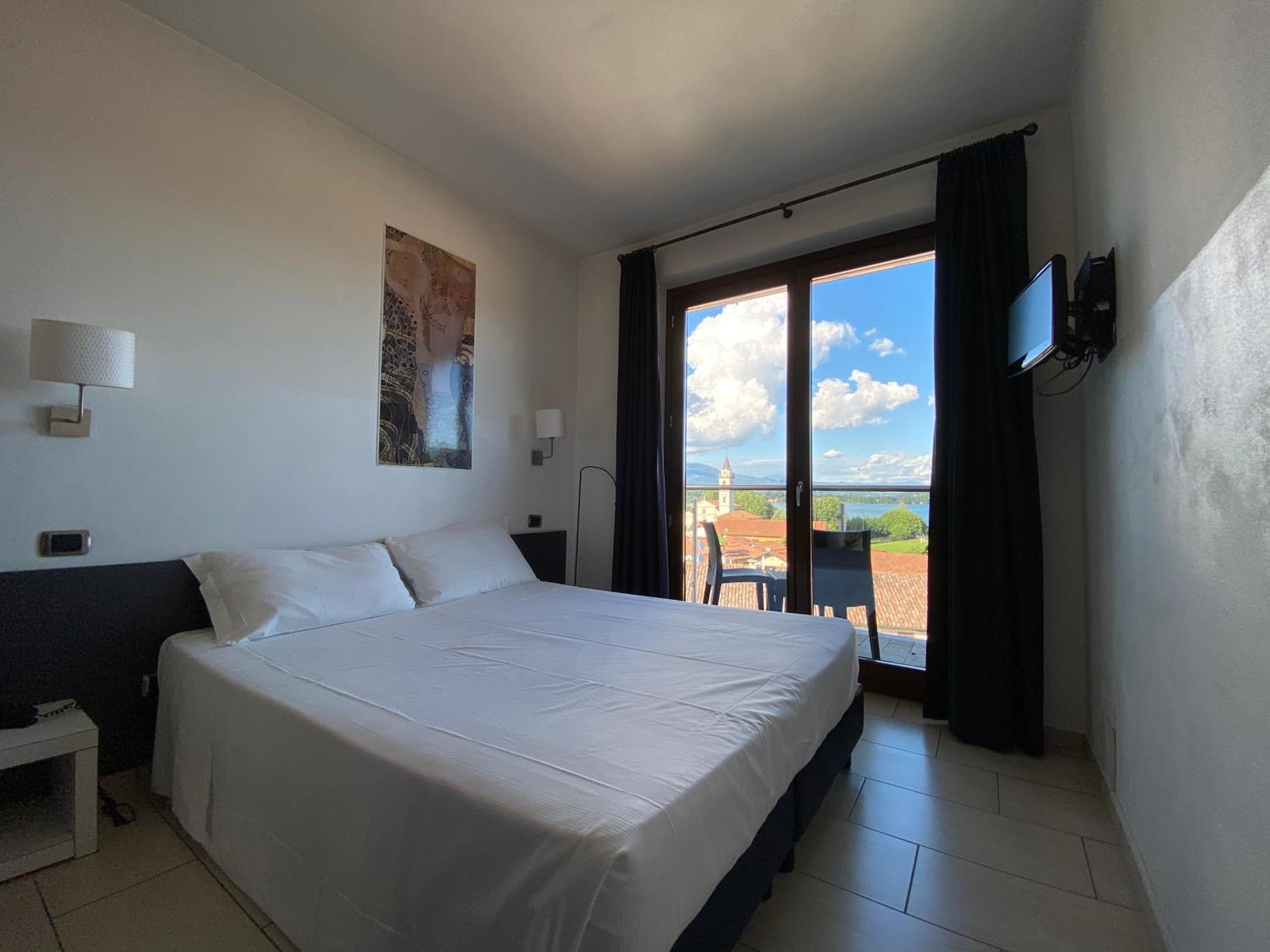 Double or Twin Room with Lake View - Photo 8