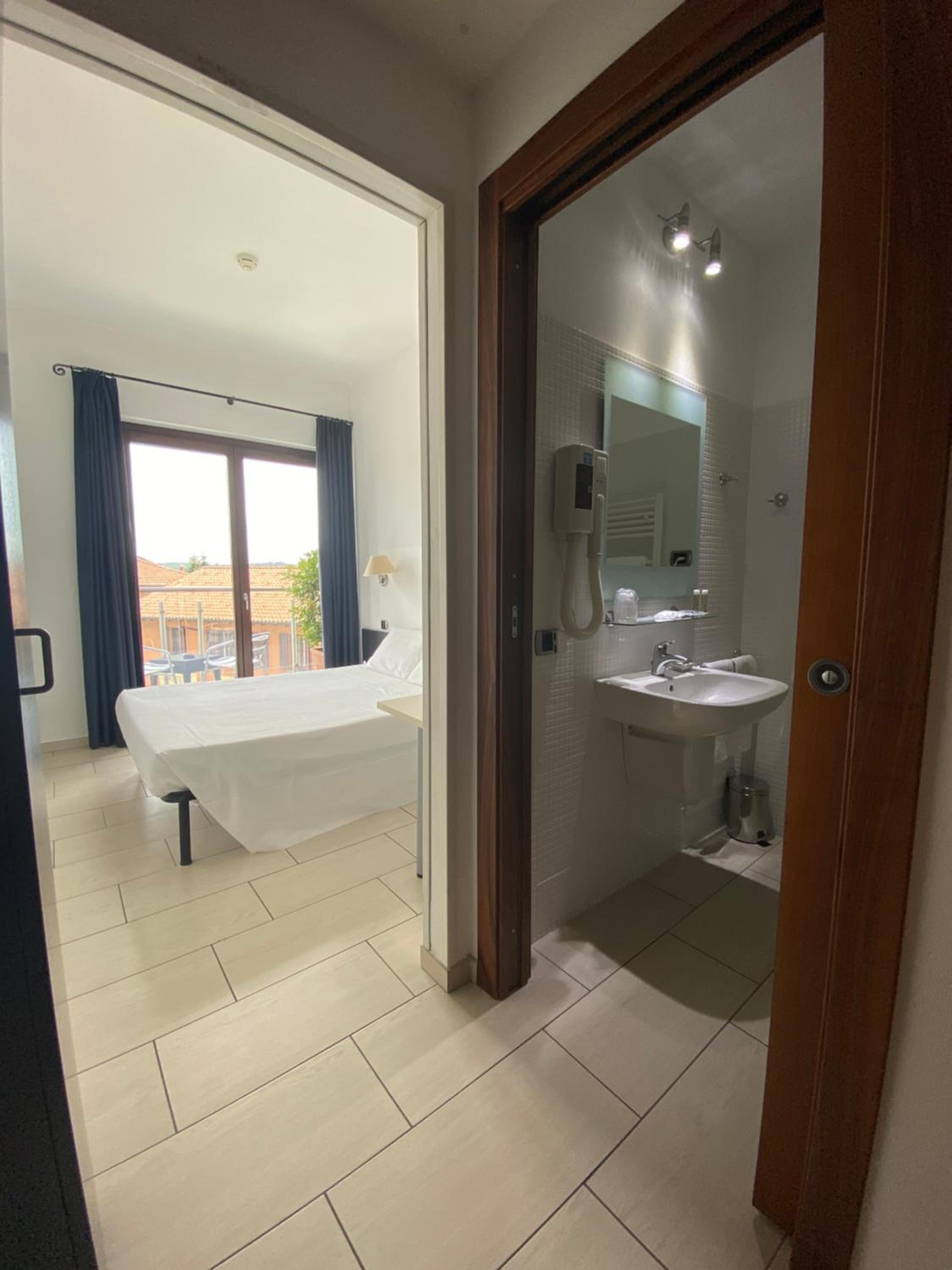 Double or Twin Room with Balcony - Photo 3