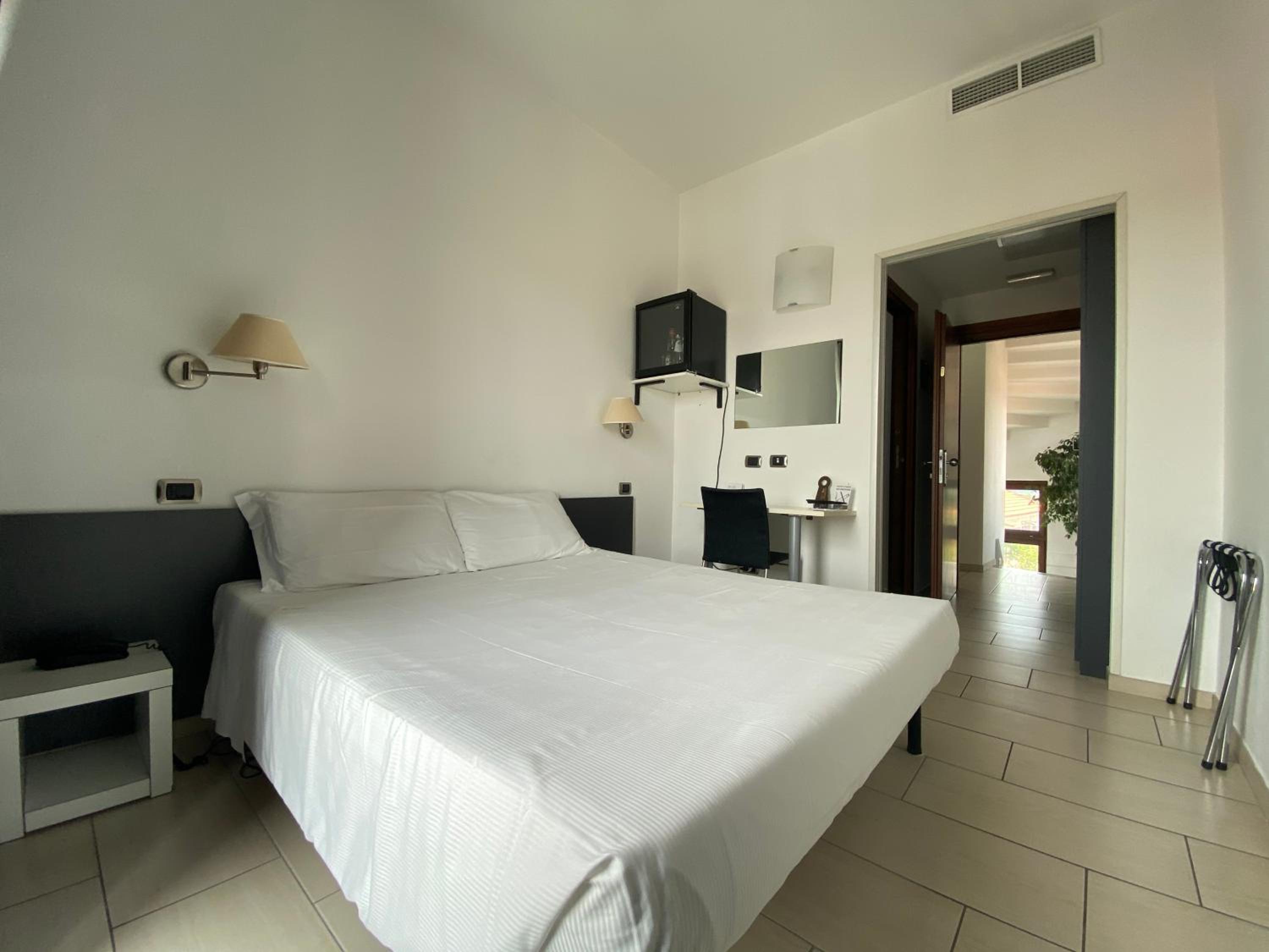Double or Twin Room with Balcony - Photo 2