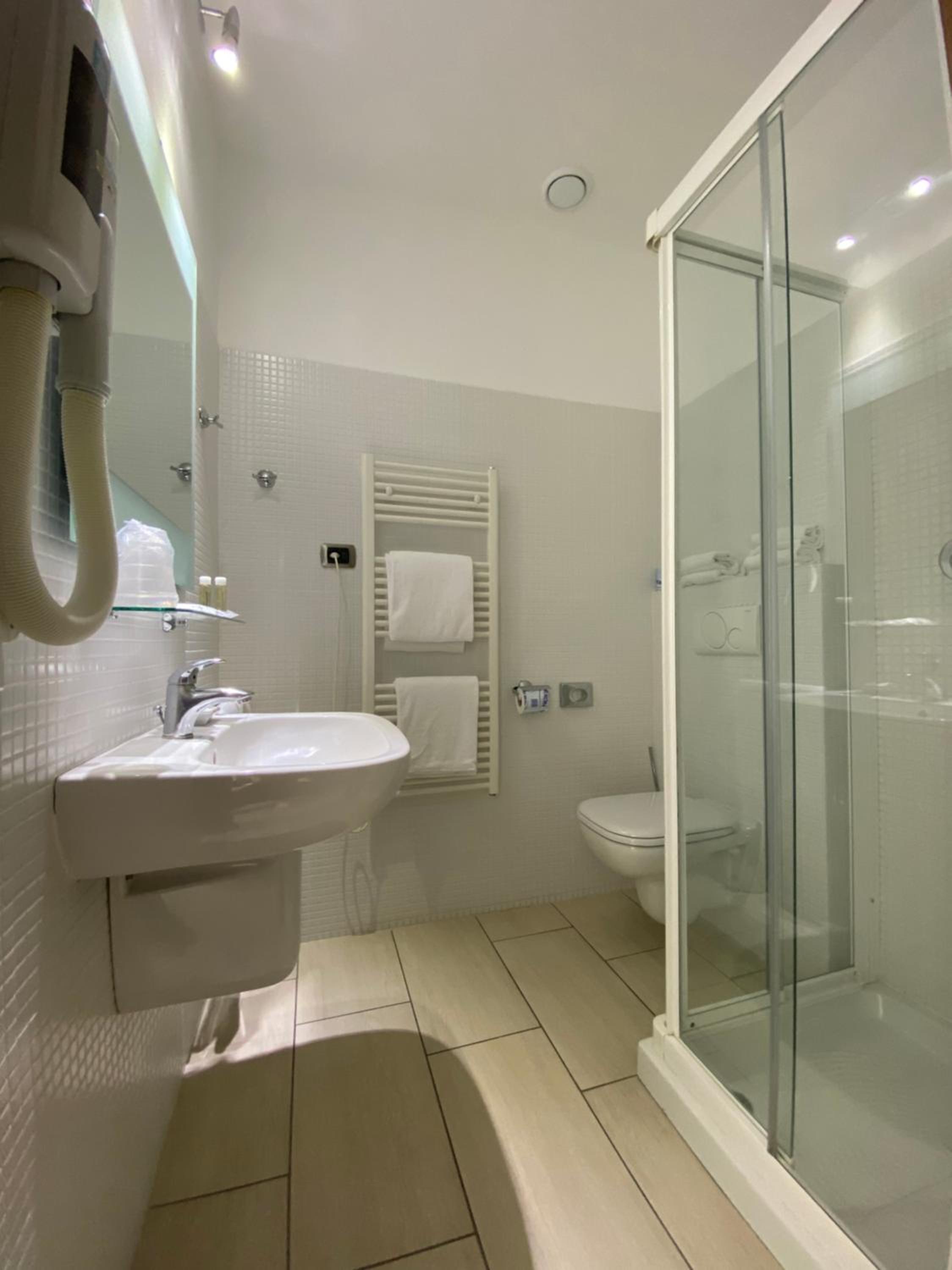 Double or Twin Room with Balcony - Photo 4