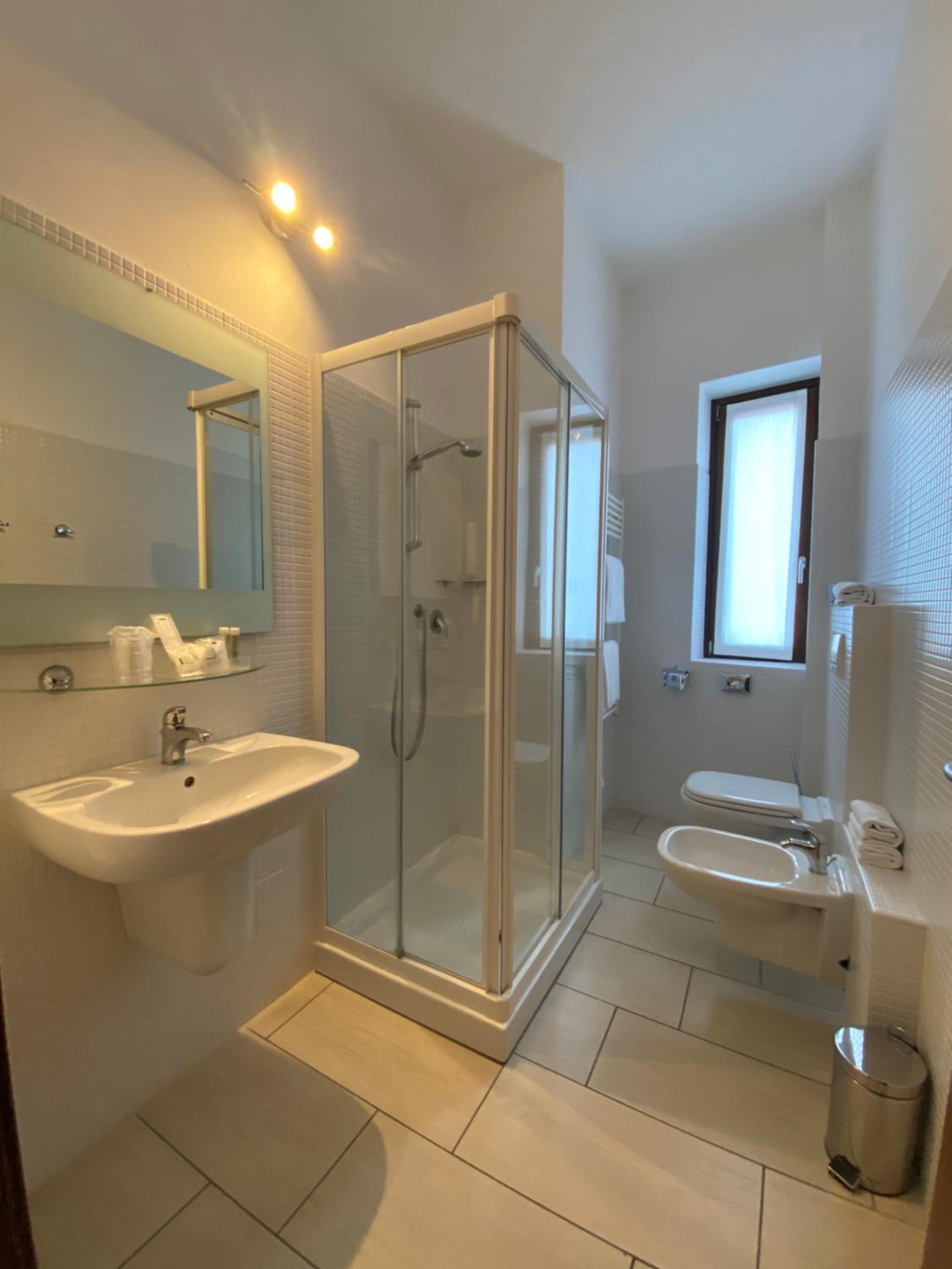 Double or Twin Room with Balcony - Photo 5