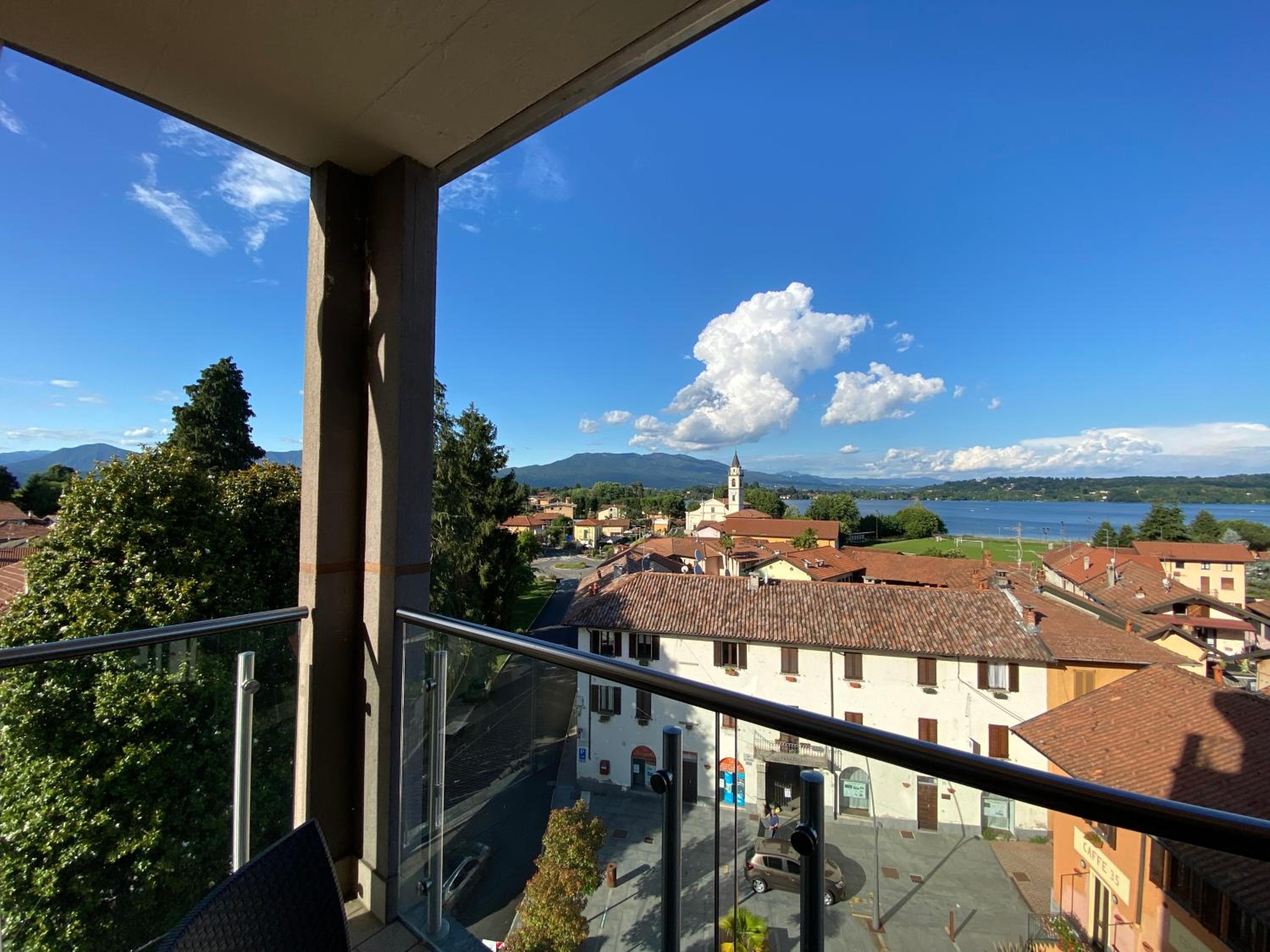Double or Twin Room with Lake View - Photo 9