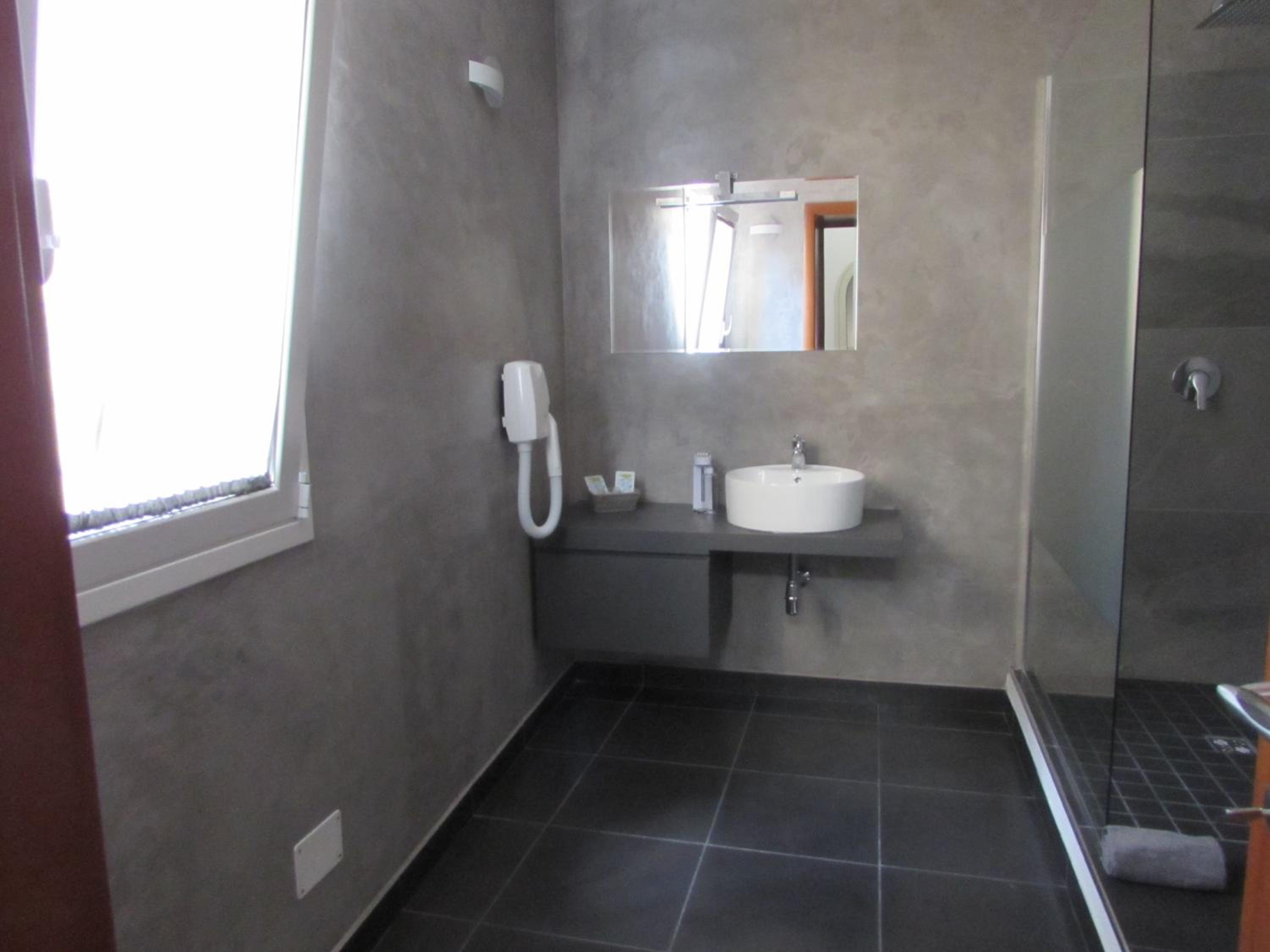 Budget Double Room - Photo 8