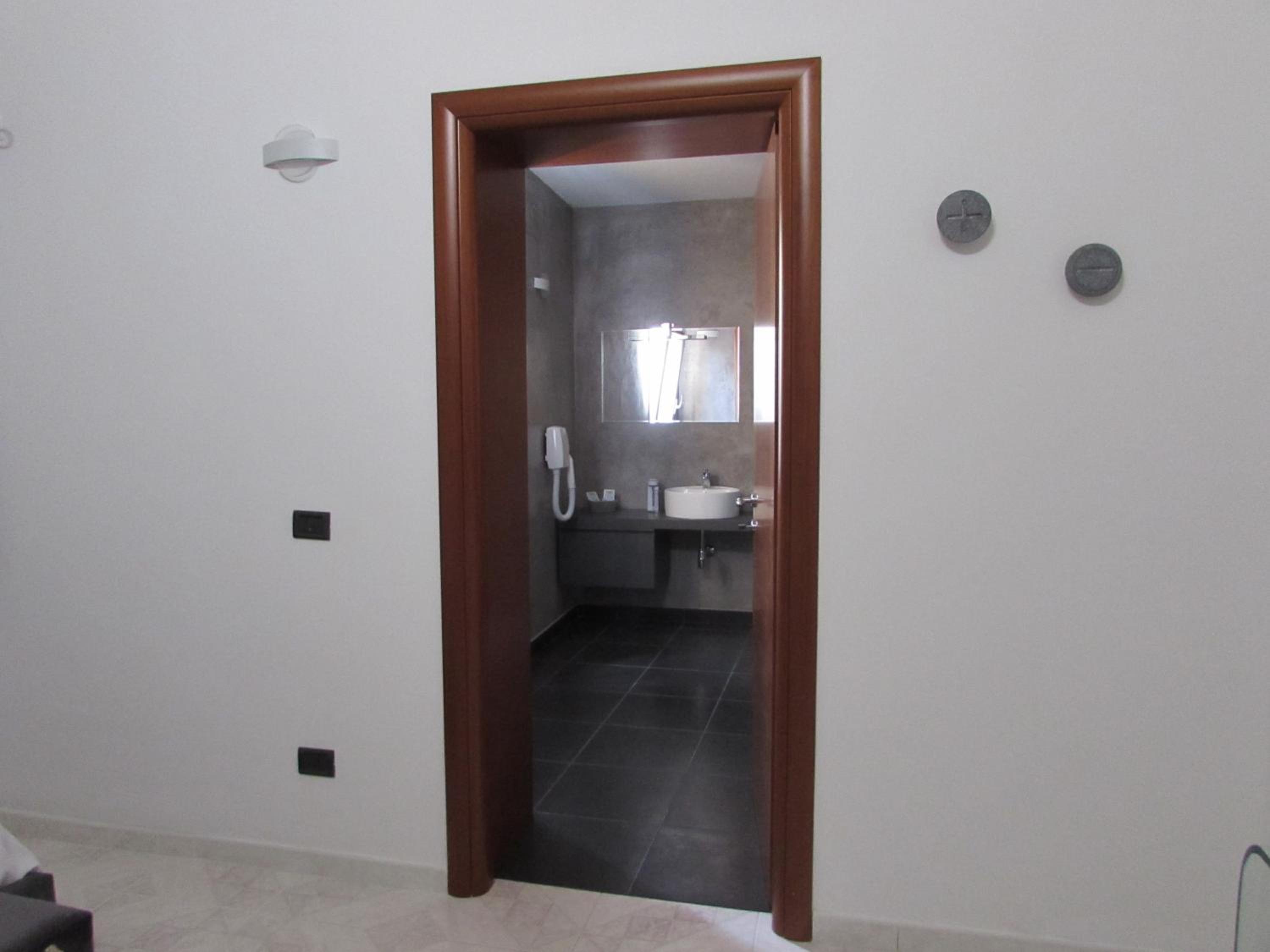Budget Double Room - Photo 10