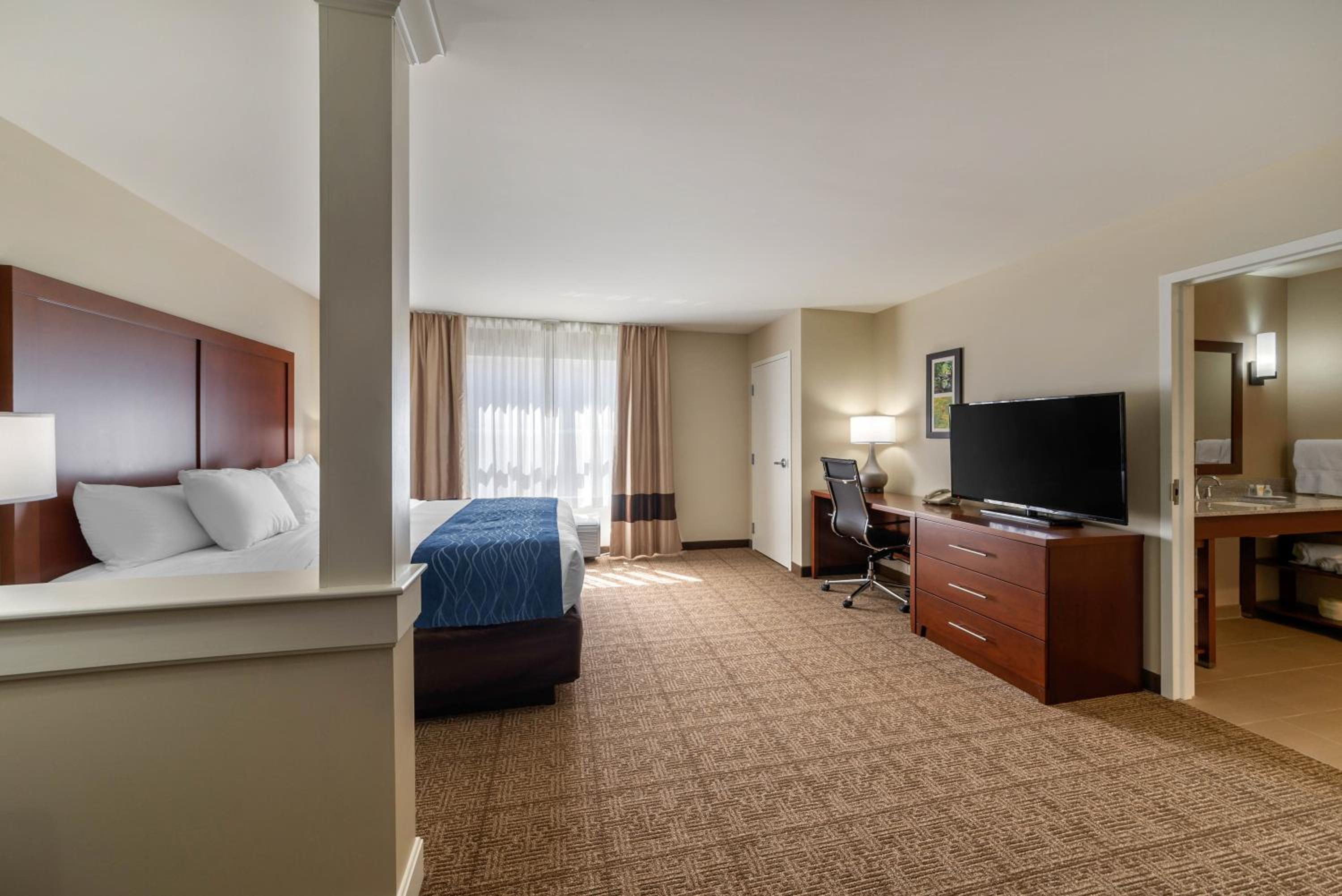 King Suite - Non-Smoking - Photo 2