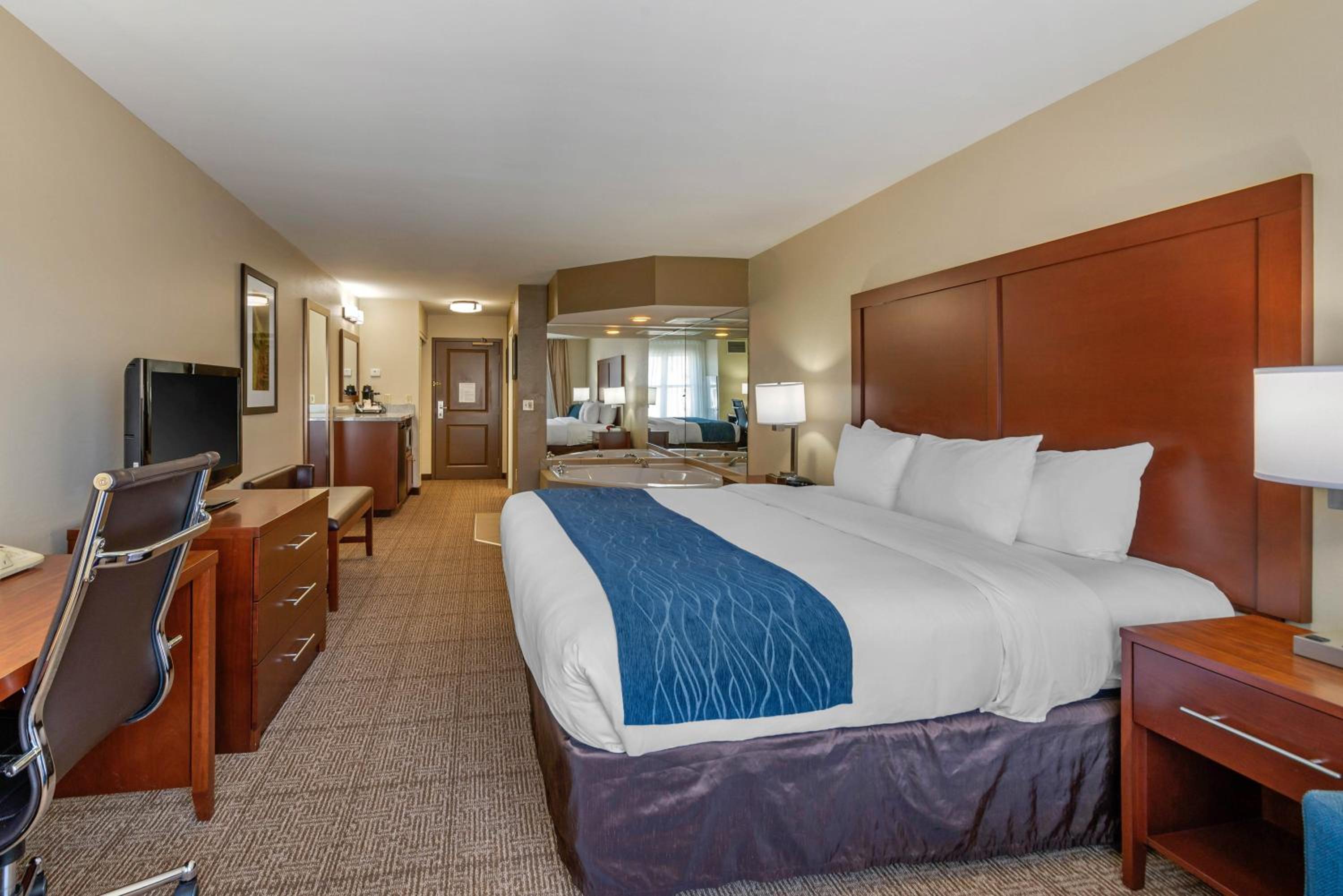 King Suite with Whirlpool - Non-Smoking - Photo 5