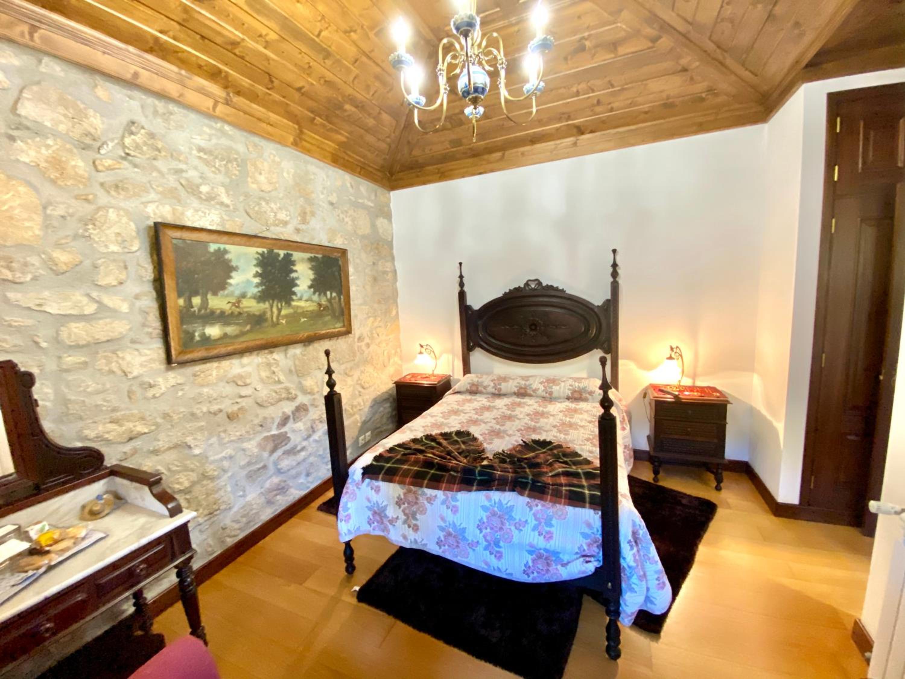 Seven-Bedroom House photo 1