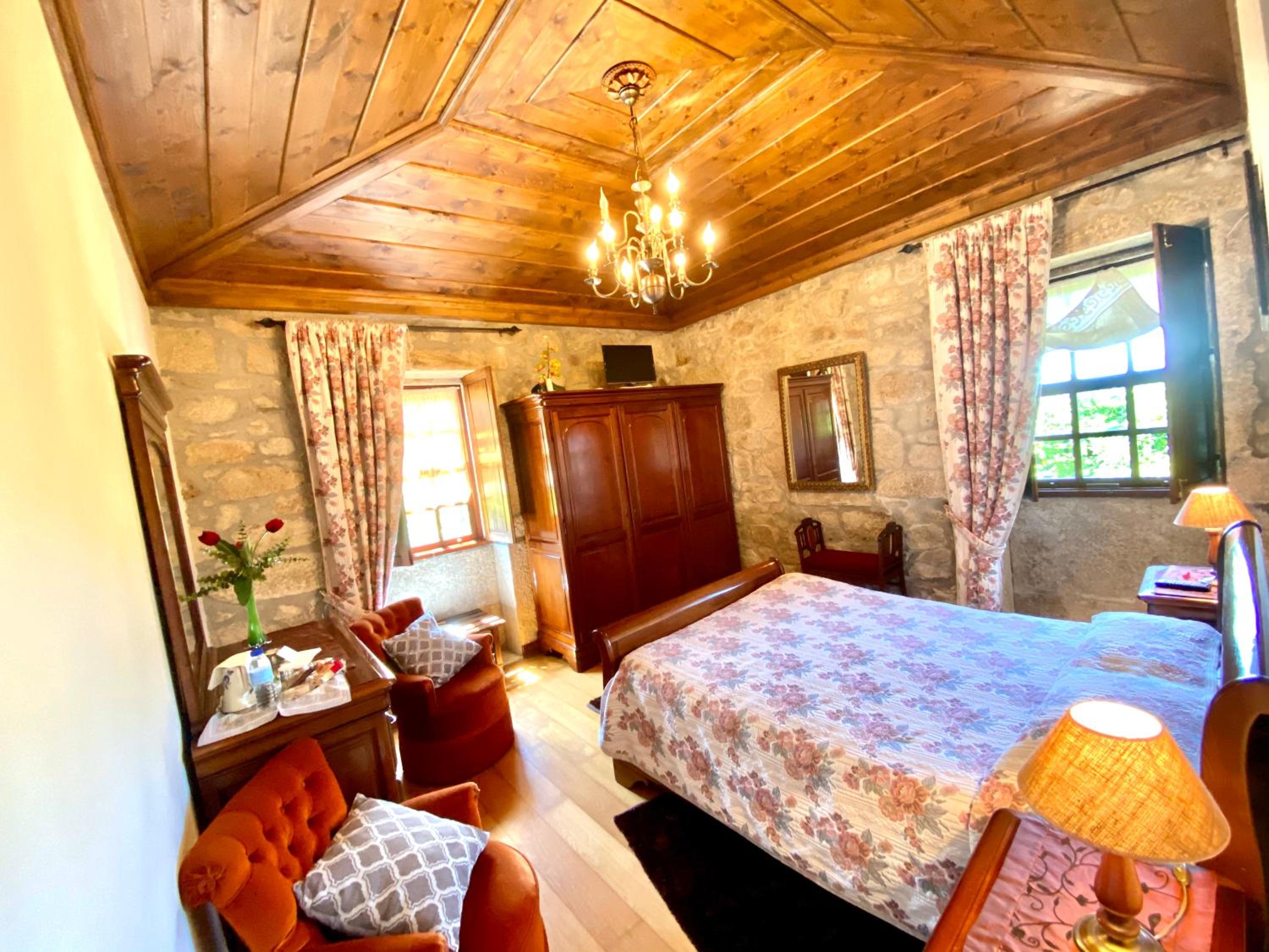Seven-Bedroom House photo 3