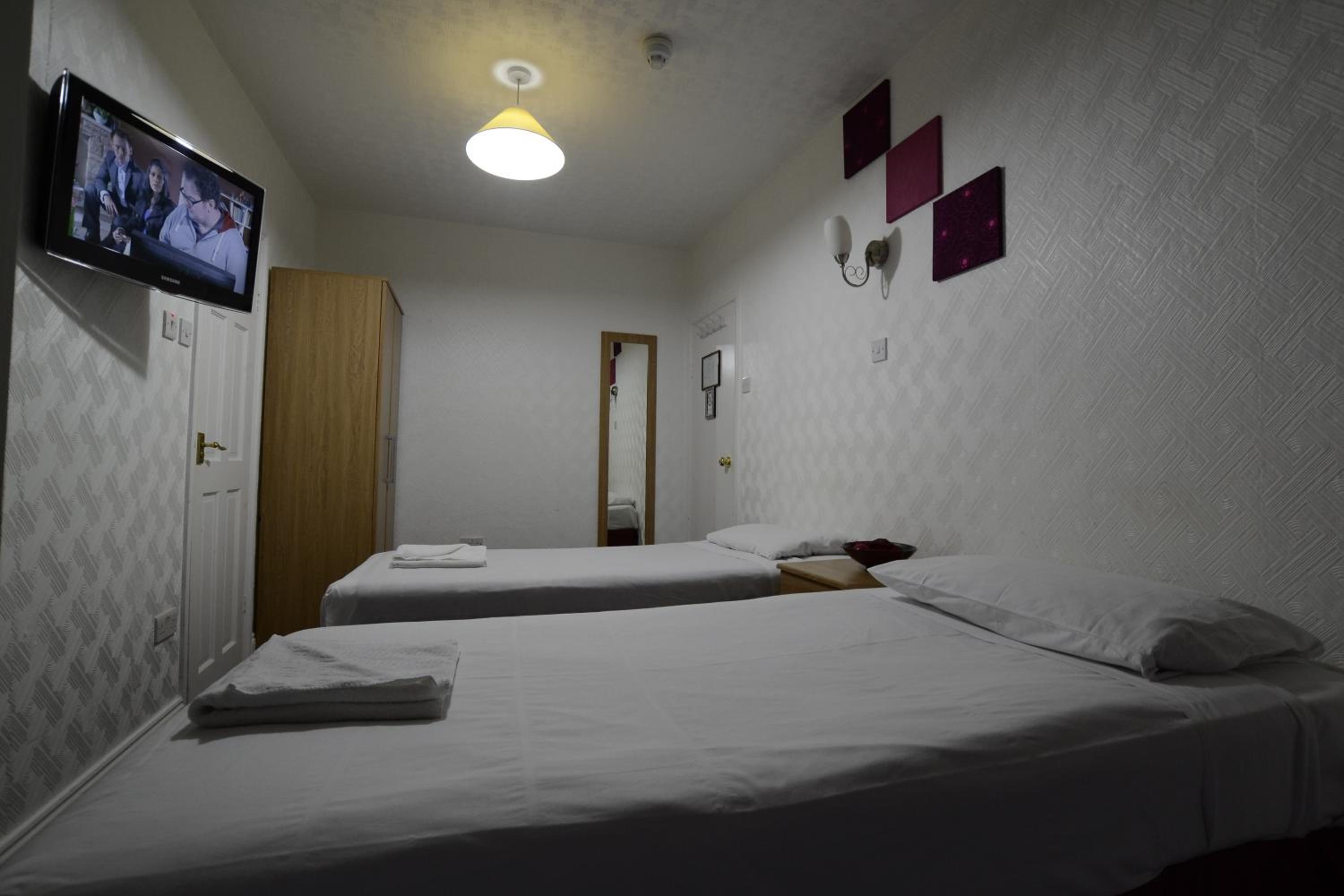 Twin Room - Photo 3