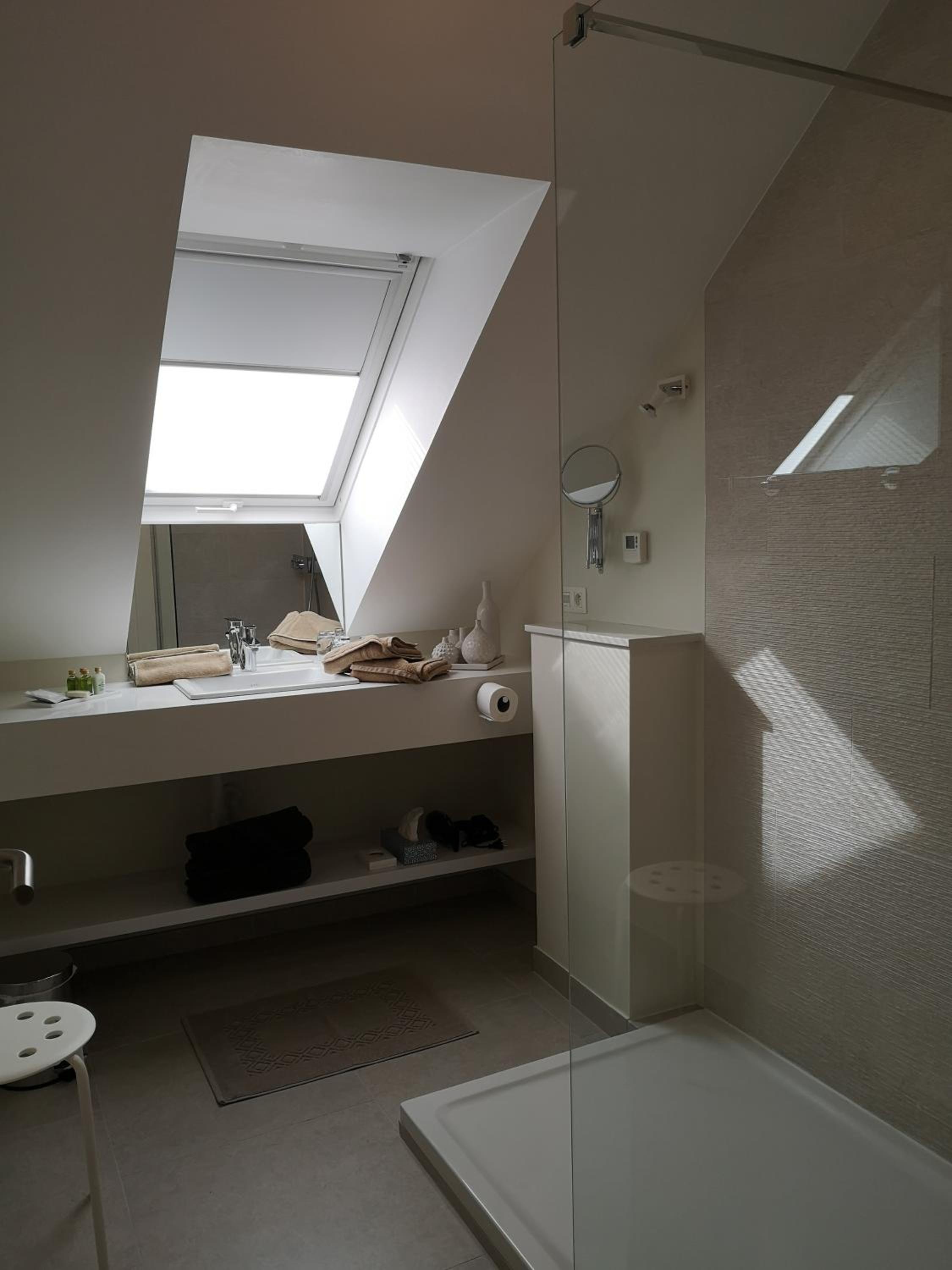 Deluxe Double Room with Shower photo 3