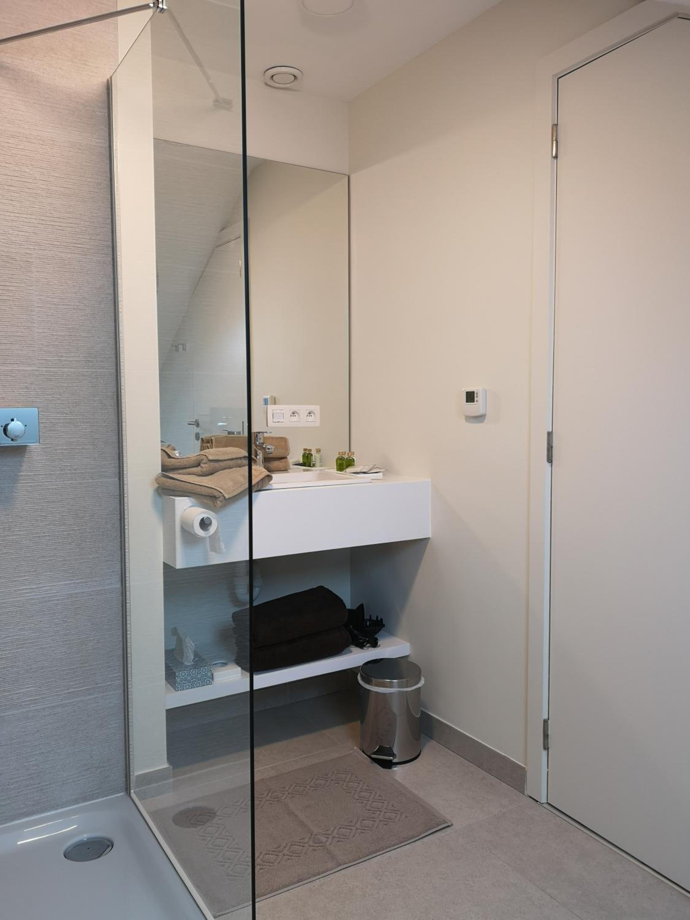 Deluxe Double Room with Shower photo 3