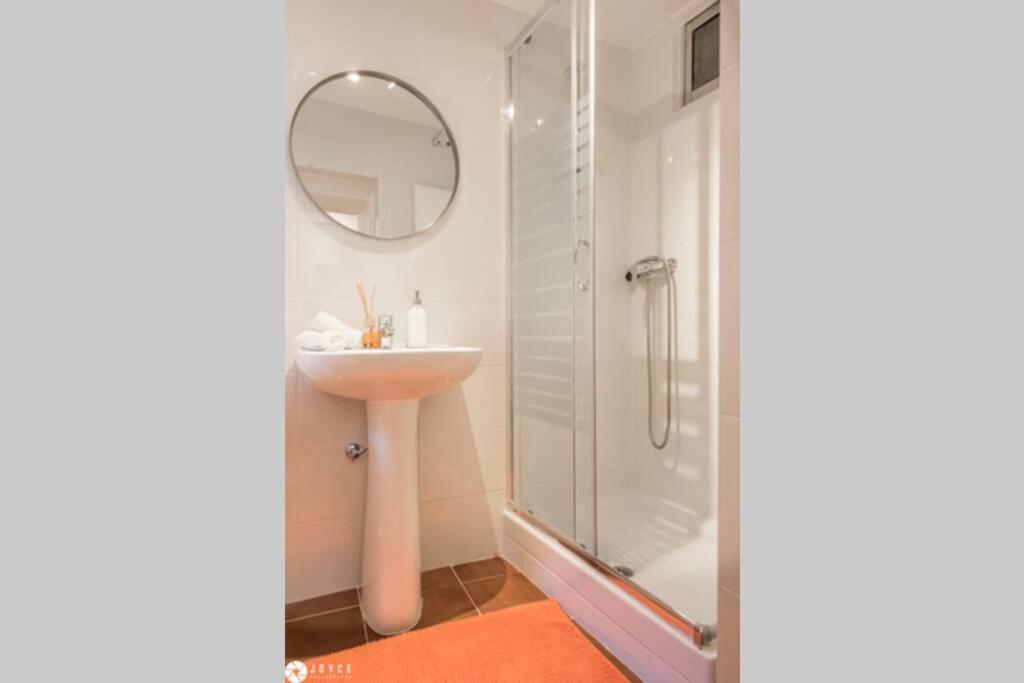 Apartment with Balcony - Photo 10