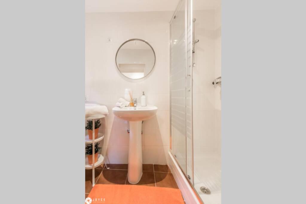 Apartment with Balcony - Photo 4