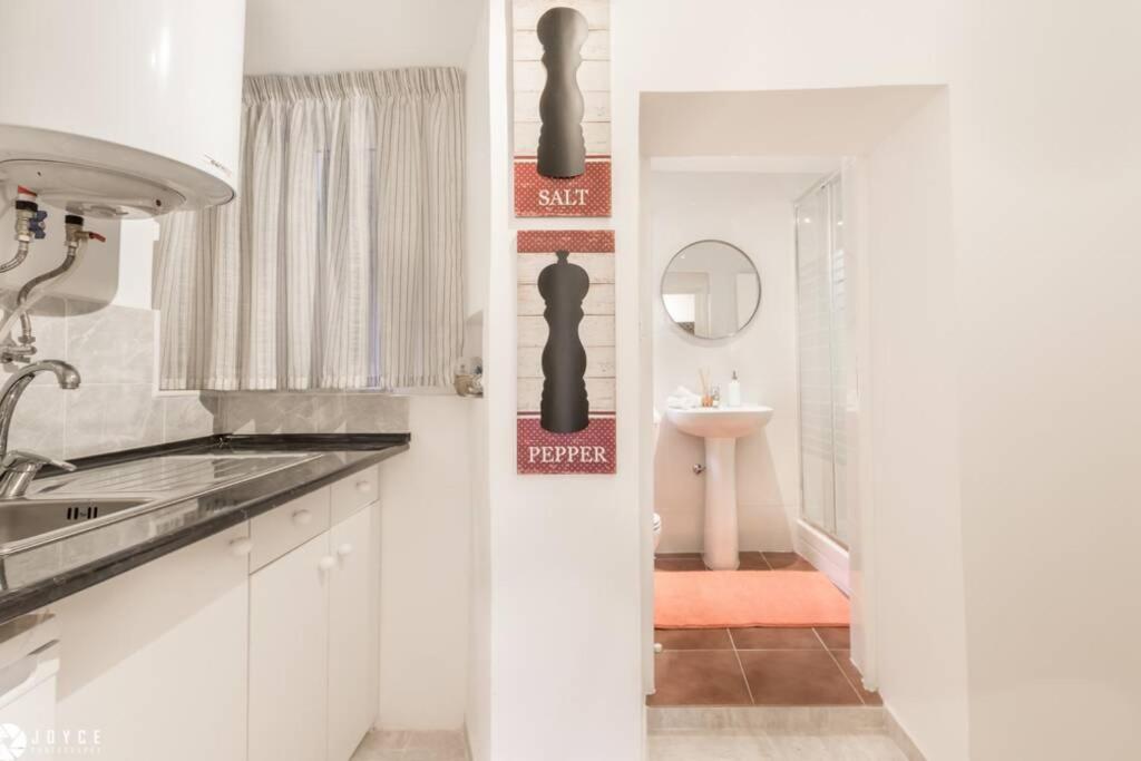 Apartment with Balcony - Photo 6