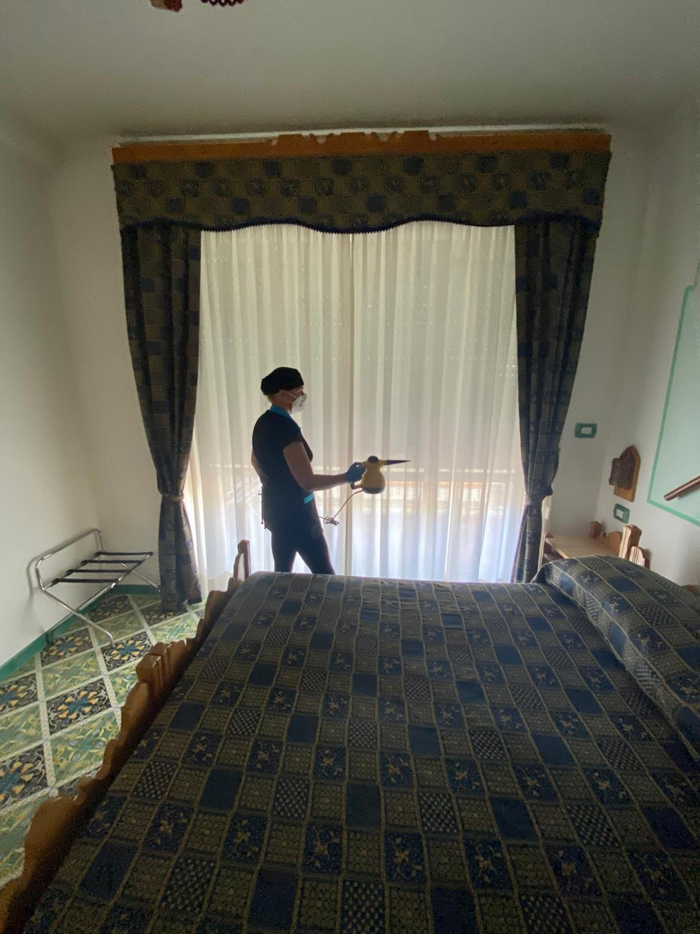 Double Room with Balcony - Photo 12