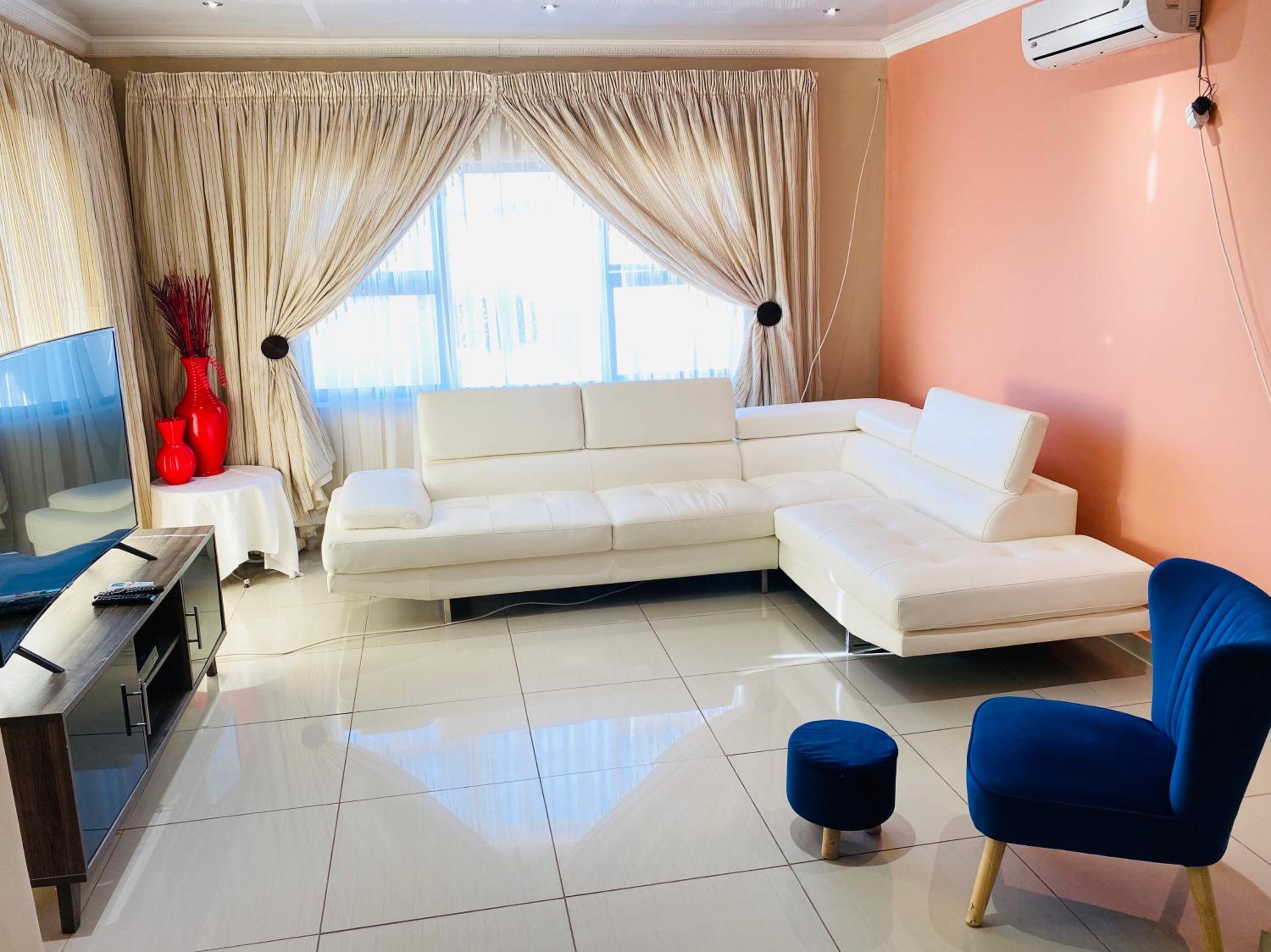 Executive Suite - Photo 2