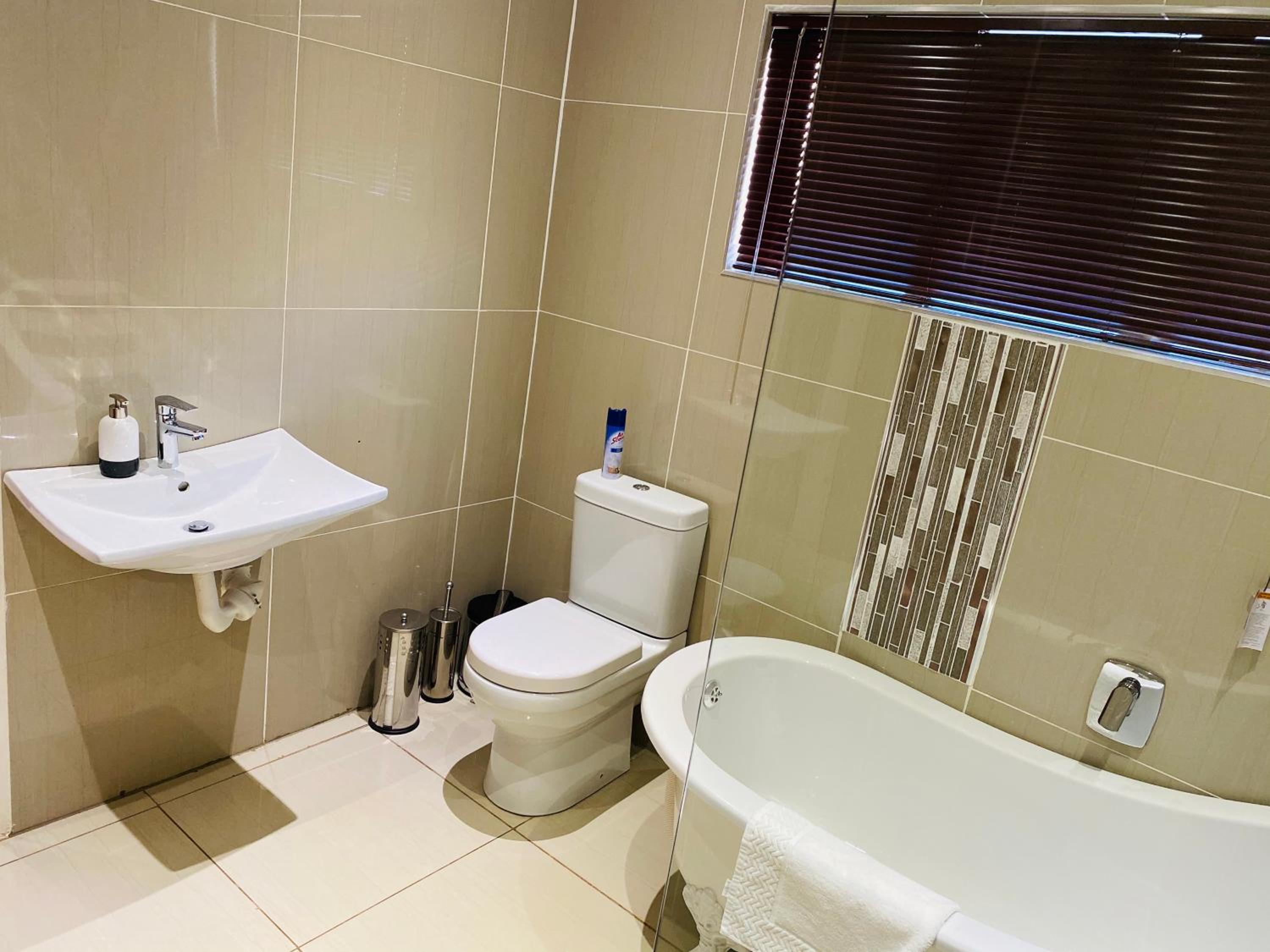 Executive Suite - Photo 6