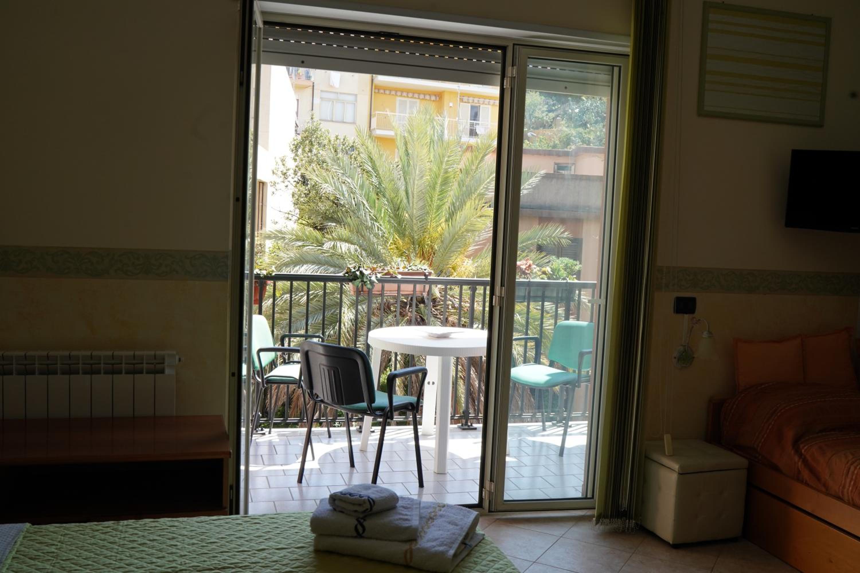 Quadruple Room with Private External Bathroom - Photo 29