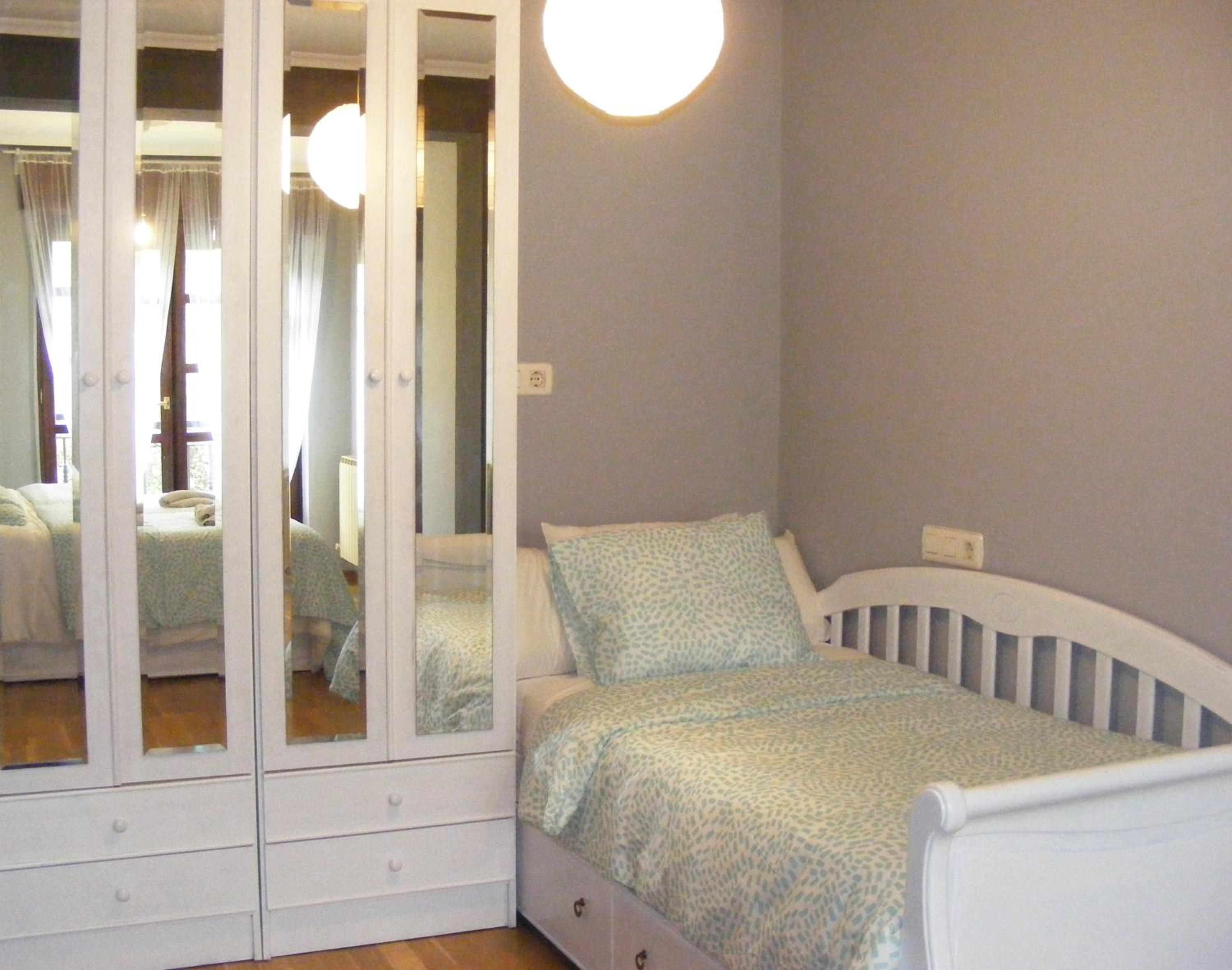 Six-Bedroom House photo 3