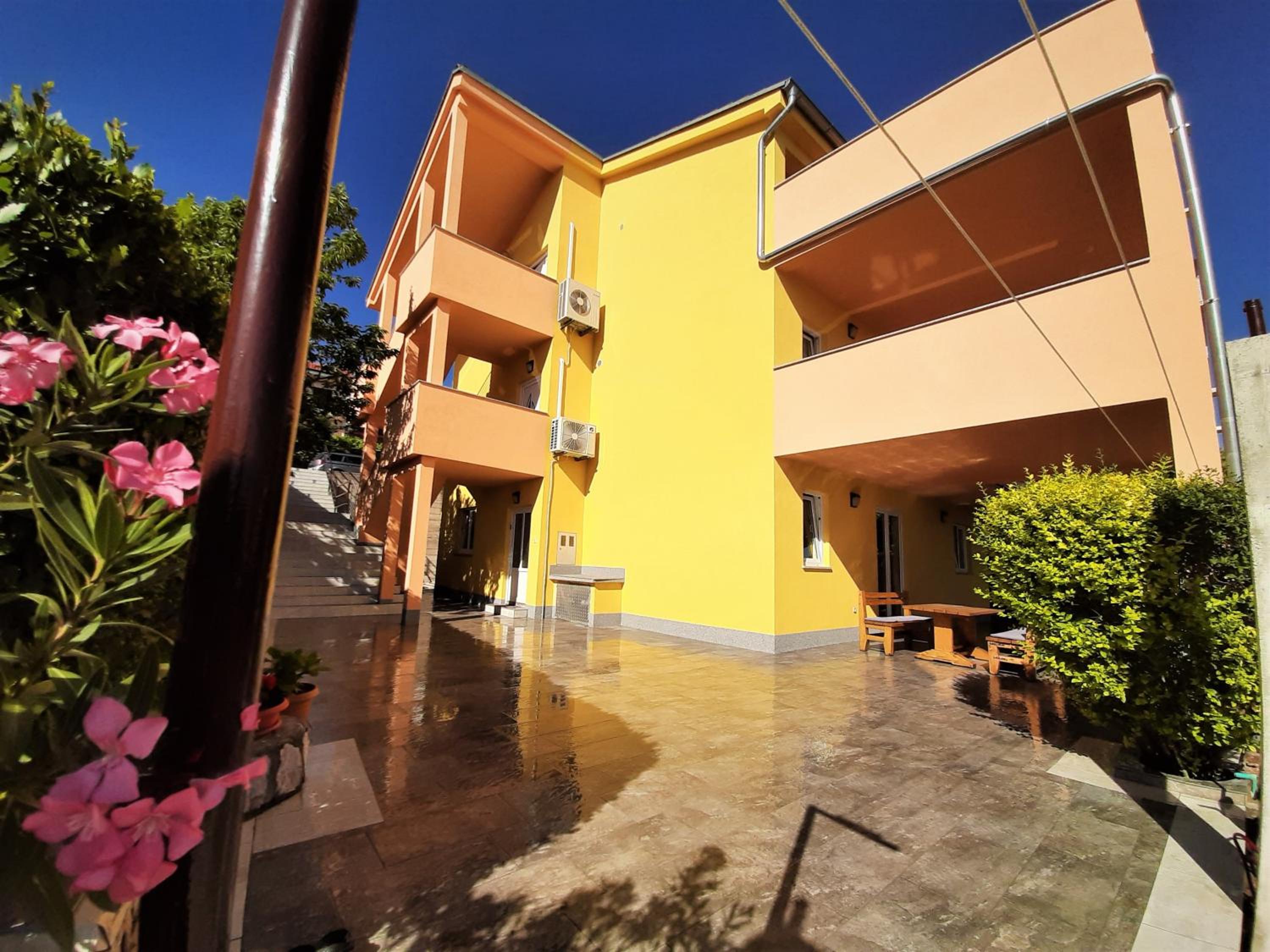 Apartment with Terrace - Photo 1