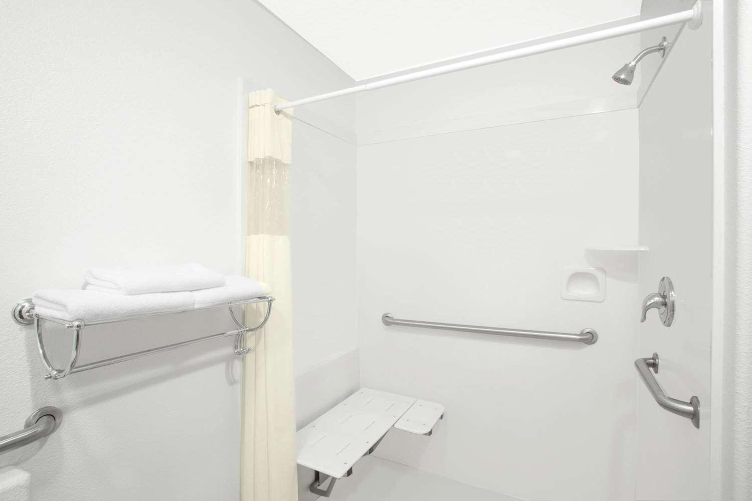 Deluxe Queen Room - Mobility Access/Non-Smoking photo 3