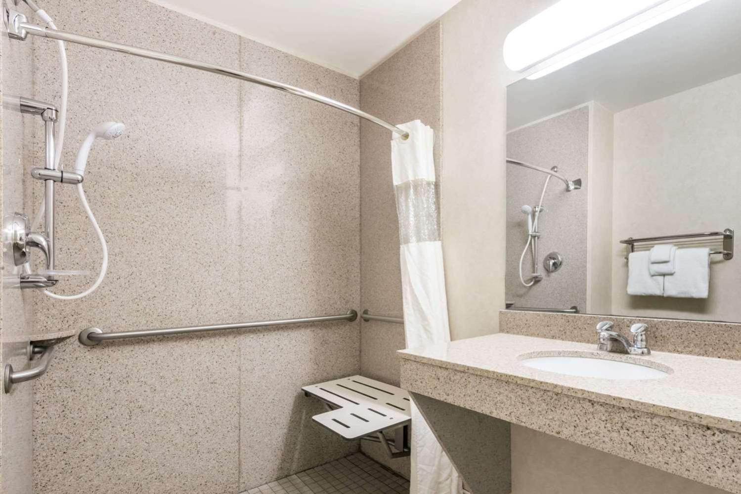 King Room with Bath Tub - Mobility Accessible/Non-Smoking - Photo 4